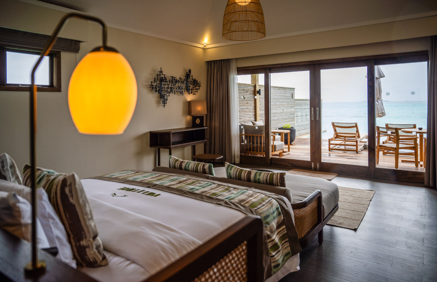 މިއަދު ރަސްމީކޮށް ހުޅުވި ކްރައުން އެންޑް ޗަމްޕާ ރިޒޯޓްސްގެ 11 ވަނަ ރިސޯޓު ނަލަ މޯލްޑިވްސްގެ ކޮޓަރިއެއް: މި ރިސޯޓުގައި 80 ވިލާ ހިމެނޭ. އޭގެ ތެރޭގައި ހިމެނެނީ 8 ރޮމޭންޓިކް ވިލާ، 20 ސަންރައިޒް ވިލާ، 22 ސަންސެޓް ވިލާ އަދި 30 އޯވާ ވޯޓާ ވިލާ.---ފޮޓޯ: ނިޝާން އަލީ| މިހާރު