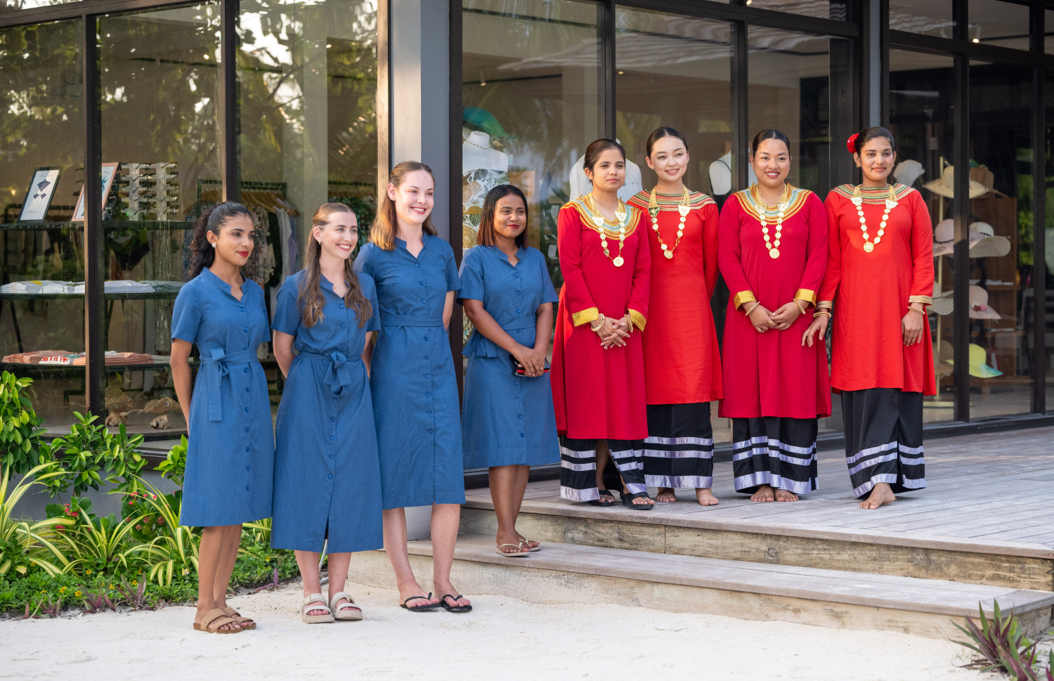 މިއަދު ހުޅުވި ކްރައުން އެންޑް ޗަމްޕާ ރިޒޯޓްސްގެ 11 ވަނަ ރިސޯޓު "ނަލަ މޯލްޑިވްސް"ގެ މުވައްޒަފުން ފޮޓޯއަށް ހުއްޓިގެން.---ފޮޓޯ: ނިޝާން އަލީ| މިހާރު