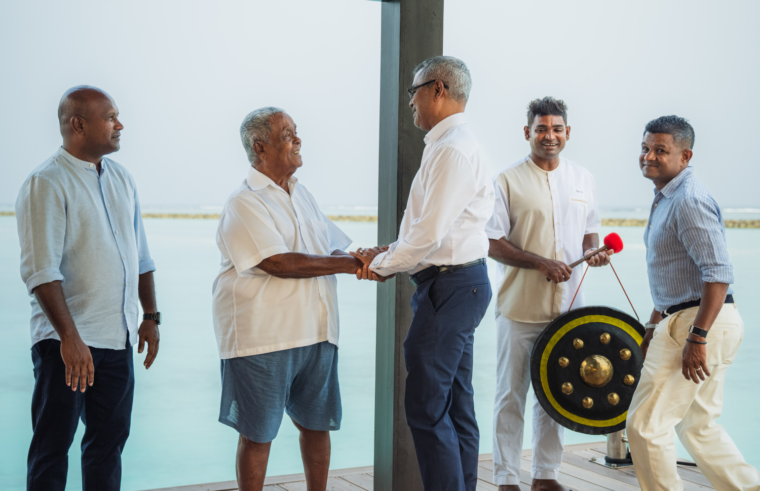 ނަލަ މޯލްޑިވްސް ހުޅުވުމުގެ ރަސްމިއްޔާތަށް ޓޫރިޒަމް މިނިސްޓަރު ތޯރިގް ވަޑައިގަތުމުން ޗަމްޕާ ގްރޫޕްގެ ޗެއާމަން މުހައްމަދު މޫސާ (އުއްޗު) މަރުހަބާ ދަންނަވަނީ.--- ފޮޓޯ: ނިޝާން އަލީ | މިހާރު