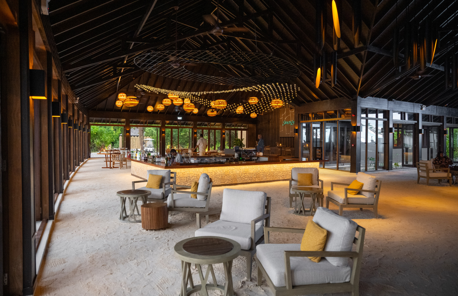 މިއަދު ހުޅުވި ކްރައުން އެންޑް ޗަމްޕާ ރިޒޯޓްސްގެ 11 ވަނަ ރިސޯޓު ނަލަ މޯލްޑިވްސްގެ ބަދިގޭގައި މުވައްޒަފުންތަކެއް ހަރަކާތްތެރިވަނީ: މި ރިސޯޓުގައި ތިން ރެސްޓޯރަންޓު ހުންނާނެ. އެއީ އިންޓަނޭޝަނަލް ބުފޭ ރެސްޓޯރަންޓަކާއި ގްރީކްގެ ކެއުންތަކަށް ހާއްސަ ރެސްޓޯރަންޓަކާއި އޭޝިއަން ކެއުންތަކަށް ހާއްސަ ރެސްޓޯރަންޓެއް.---ފޮޓޯ: ނިޝާން އަލީ| މިހާރު