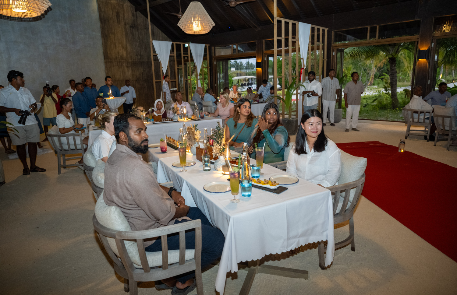 ކްރައުން އެންޑް ޗަމްޕާ ރިޒޯޓްސްގެ 11 ވަނަ ރިސޯޓު "ނަލަ މޯލްޑިވްސް" ހުޅުވުމުގެ ރަސްމިއްޔާތުގައި ބައިވެރިވި ބައެއް މީހުން.---ފޮޓޯ: ނިޝާން އަލީ| މިހާރު