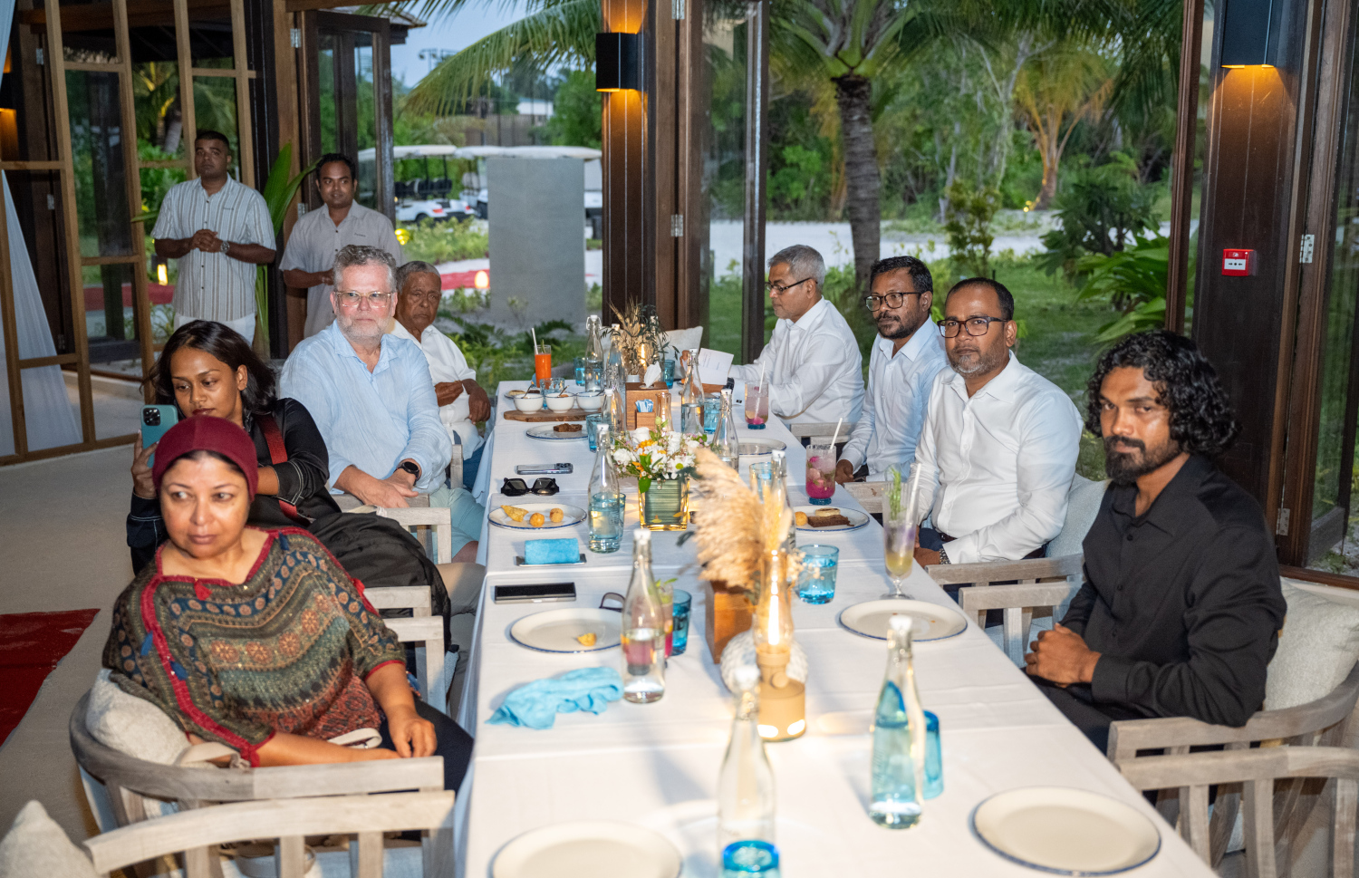 ކްރައުން އެންޑް ޗަމްޕާ ރިޒޯޓްސްގެ 11 ވަނަ ރިސޯޓު "ނަލަ މޯލްޑިވްސް" ހުޅުވުމުގެ ރަސްމިއްޔާތުގައި ބައިވެރިވެވަޑައިގެންނެވި ބައެއް ބޭފުޅުން.---ފޮޓޯ: ނިޝާން އަލީ| މިހާރު