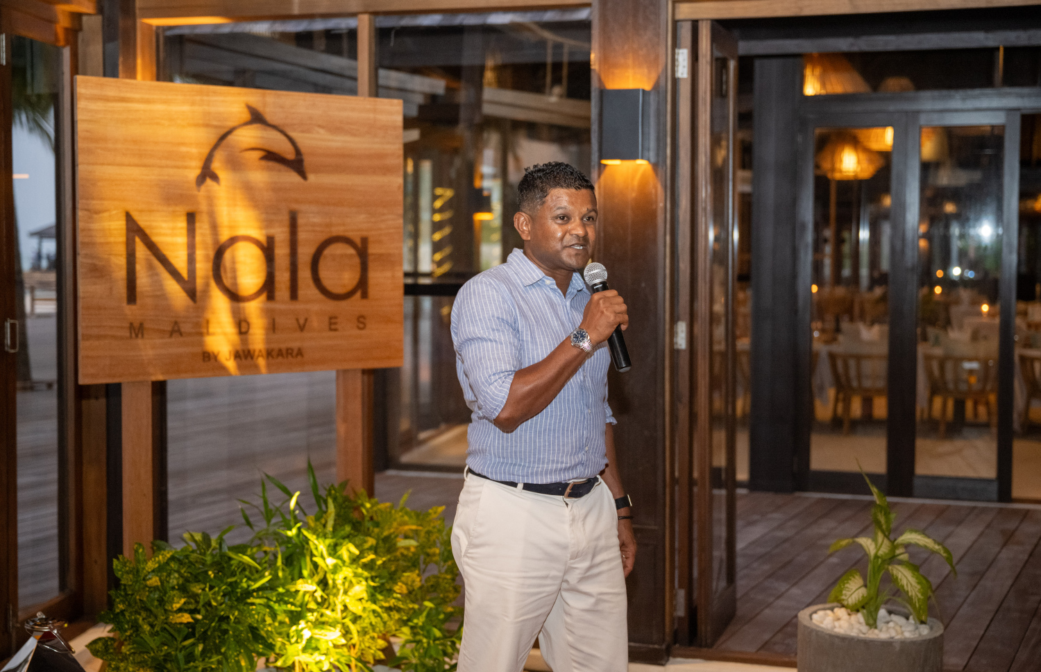 ނަލަ މޯލްޑިވްސް ހުޅުވުމުގެ ރަސްމިއްޔާތުގައި ކްރައުން އެންޑް ޗަމްޕާ ރިސޯޓްސްގެ ސީއީއޯ މުހައްމަދު ސޮލާހު ވާހަކަ ދައްކަވަނީ.---ފޮޓޯ: ނިޝާން އަލީ| މިހާރު