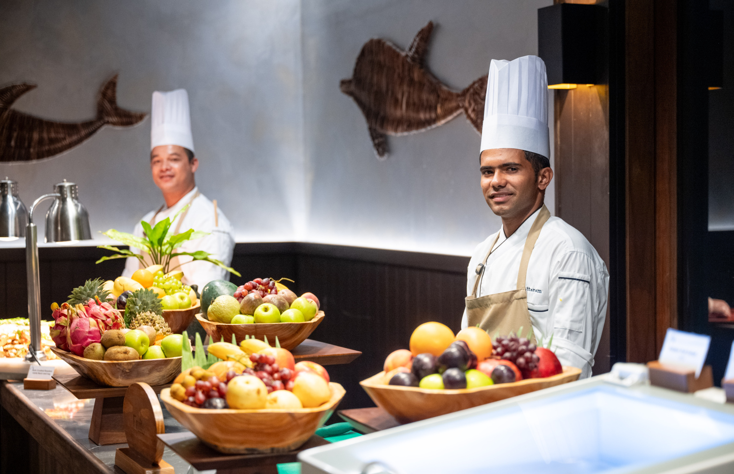 މިއަދު ހުޅުވި ކްރައުން އެންޑް ޗަމްޕާ ރިޒޯޓްސްގެ 11 ވަނަ ރިސޯޓު ނަލަ މޯލްޑިވްސްގެ ބަދިގޭގައި މުވައްޒަފުންތަކެއް ހަރަކާތްތެރިވަނީ: މި ރިސޯޓުގައި ތިން ރެސްޓޯރަންޓު ހުންނާނެ. އެއީ އިންޓަނޭޝަނަލް ބުފޭ ރެސްޓޯރަންޓަކާއި ގްރީކްގެ ކެއުންތަކަށް ހާއްސަ ރެސްޓޯރަންޓަކާއި އޭޝިއަން ކެއުންތަކަށް ހާއްސަ ރެސްޓޯރަންޓެއް.---ފޮޓޯ: ނިޝާން އަލީ| މިހާރު