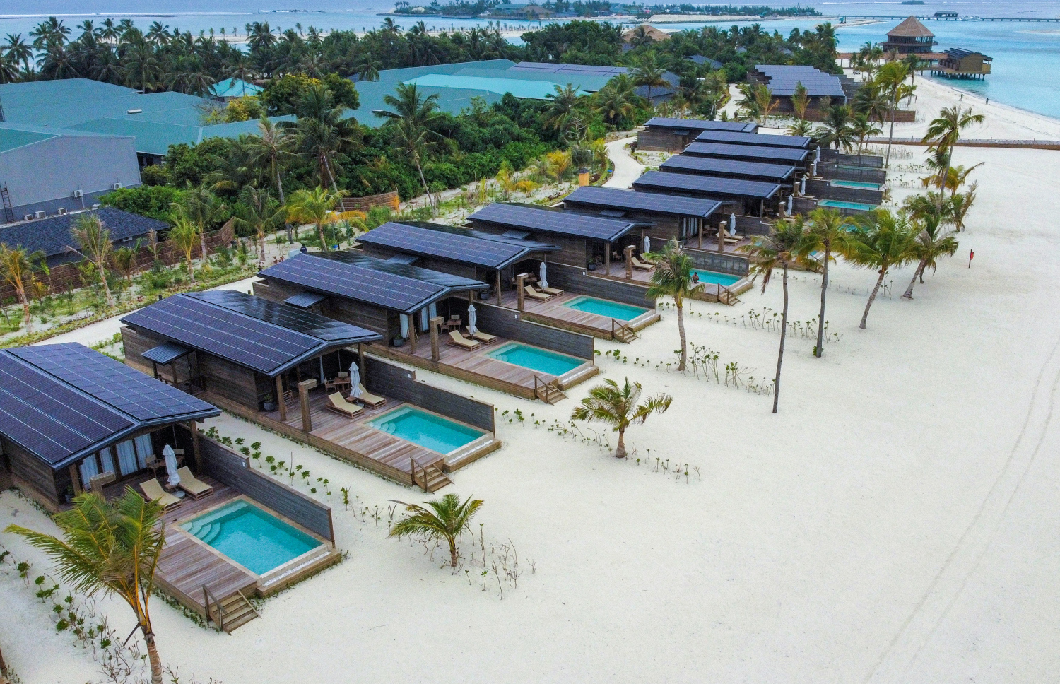 މިއަދު ރަސްމީކޮށް ހުޅުވި ކްރައުން އެންޑް ޗަމްޕާ ރިޒޯޓްސްގެ 11 ވަނަ ރިސޯޓު ނަލަ މޯލްޑިވްސްގެ ބައެއް ވިލާތައް: މި ރިސޯޓުގައި 80 ވިލާ ހިމެނޭ. އޭގެ ތެރޭގައި ހިމެނެނީ 8 ރޮމޭންޓިކް ވިލާ، 20 ސަންރައިޒް ވިލާ، 22 ސަންސެޓް ވިލާ އަދި 30 އޯވާ ވޯޓާ ވިލާ.---ފޮޓޯ: ނިޝާން އަލީ| މިހާރު