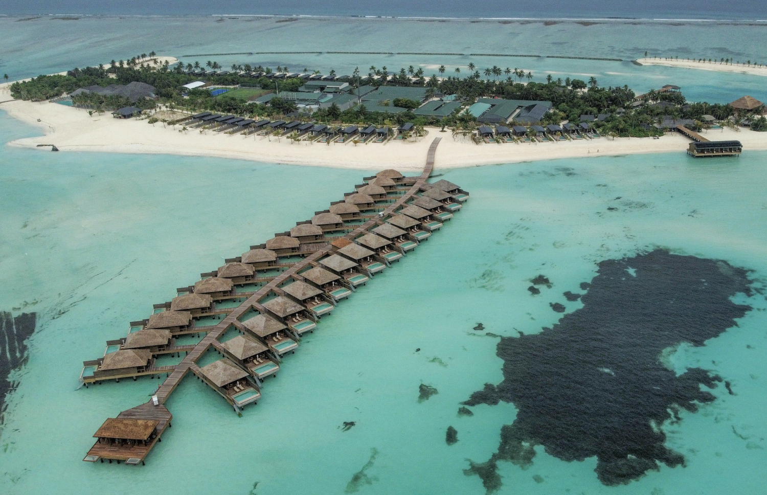 މިއަދު ރަސްމީކޮށް ހުޅުވި ކްރައުން އެންޑް ޗަމްޕާ ރިޒޯޓްސްގެ 11 ވަނަ ރިސޯޓު ނަލަ މޯލްޑިވްސްގެ ބައެއް ވިލާތައް: މި ރިސޯޓުގައި 80 ވިލާ ހިމެނޭ. އޭގެ ތެރޭގައި ހިމެނެނީ 8 ރޮމޭންޓިކް ވިލާ، 20 ސަންރައިޒް ވިލާ، 22 ސަންސެޓް ވިލާ އަދި 30 އޯވާ ވޯޓާ ވިލާ.---ފޮޓޯ: ނިޝާން އަލީ| މިހާރު