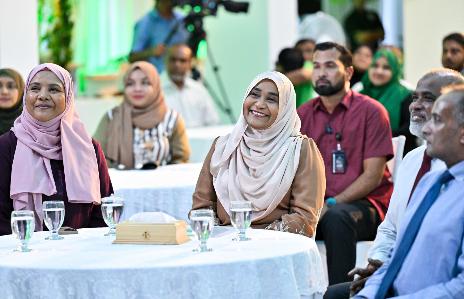 ހާއްސަ އެހީއަށް ބޭނުންވާ 30 މީހަކަށް އެޗްޑީސީން ވަޒީފާ ހަމަޖައްސައިދިން ކަމުގެ ލިޔުން ހަވާލު ކުރުމަށް މިއަދު ބޭއްވި ރަސްމިއްޔާތުގައި ފަސްޓް ލޭޑީ ސާހިދާ ބައިވެރިވެވަޑައިގަންނަވަނީ.---ފޮޓޯ: ރައީސް އޮފީސް