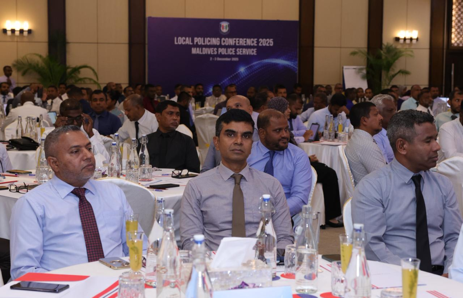 އިއްޔެ ފެށި ލޯކަލް ޕޮލިސިން ކޮންފަރެންސްގައި ބައިވެރިވެވަޑައިގެންނެވި ބައެއް އޮފިސަރުން ޕްރެޒެންޓޭޝަނެއް އަޑު އައްސަވަނީ---ފޮޓޯ: ޕޮލިސް