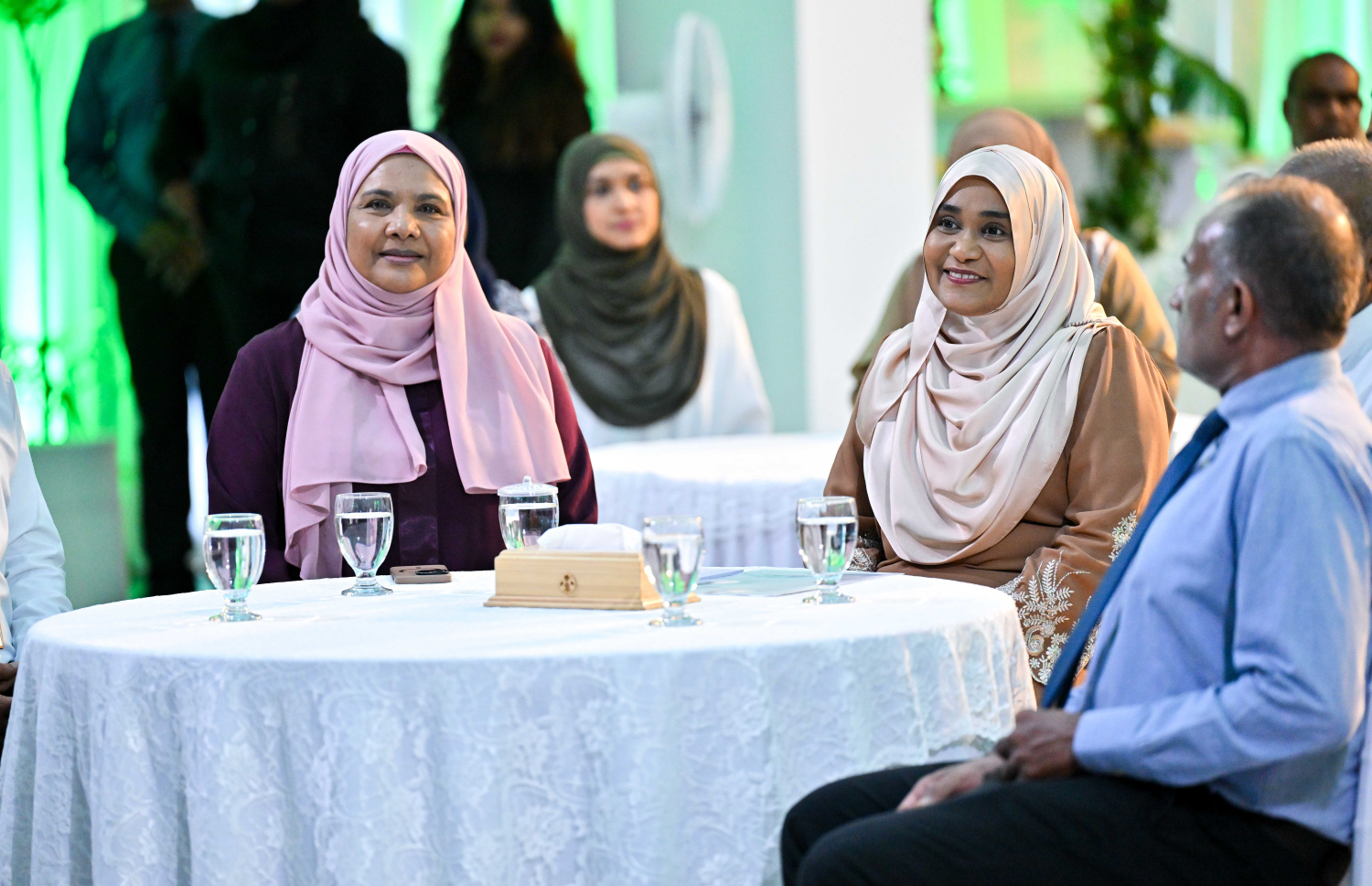 ހާއްސަ އެހީއަށް ބޭނުންވާ 30 މީހަކަށް އެޗްޑީސީން ވަޒީފާ ހަމަޖައްސައި ދިނުމާ އެކު، އެ މީހުންނަށް އެ ކަމުގެ ލިޔުން ހަވާލު ކުރުމަށް ބޭއްވި ހާއްސަ ހަފްލާއަށް ފަސްޓް ލޭޑީ ސާޖިދާ މުހައްމަދު އާ ސޯޝަލް އެންޑް ފެމިލީ ޑިވެލޮޕްމަންޓް މިނިސްޓަރު ޑރ އައިޝަތު ޝިހާމު ބައިވެރިވެވަޑައިގަންނަވަނީ -- ފޮޓޯ: ރައީސް އޮފީސް