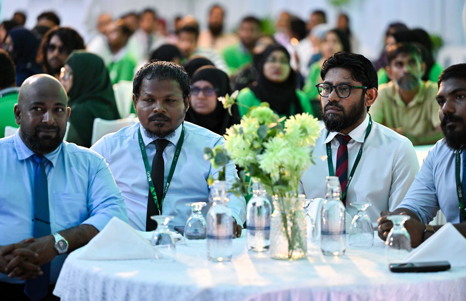 ހާއްސަ އެހީއަށް ބޭނުންވާ 30 މީހަކަށް އެޗްޑީސީން ވަޒީފާ ހަމަޖައްސައި ދިނުމާ އެކު، އެ މީހުންނަށް އެ ކަމުގެ ލިޔުން ހަވާލު ކުރުމަށް ބޭއްވި ހާއްސަ ހަފްލާގައި އެޗްޑީސީގެ މުއައްޒަފުން ބައިވެރިވަނީ -- ފޮޓޯ: ރައީސް އޮފީސް