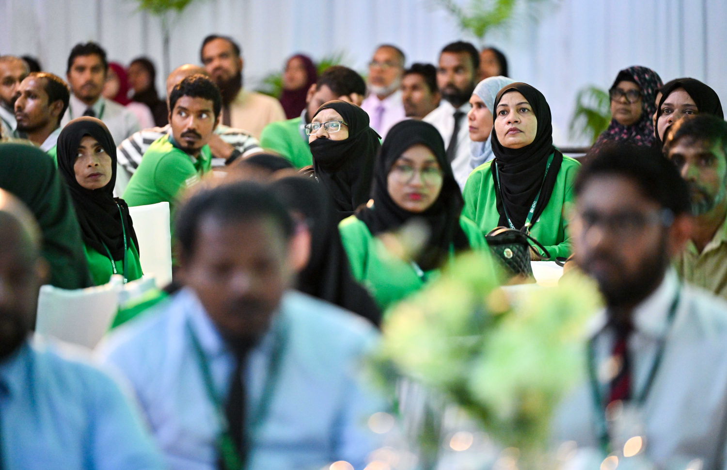 ހާއްސަ އެހީއަށް ބޭނުންވާ 30 މީހަކަށް އެޗްޑީސީން ވަޒީފާ ހަމަޖައްސައި ދިނުމާ އެކު، އެ މީހުންނަށް އެ ކަމުގެ ލިޔުން ހަވާލު ކުރުމަށް ބޭއްވި ހާއްސަ ހަފްލާގައި ވަޒީފާ ލިބުނު ބައެއް މީހުން ބައިވެރިވަނީ -- ފޮޓޯ: ރައީސް އޮފީސް