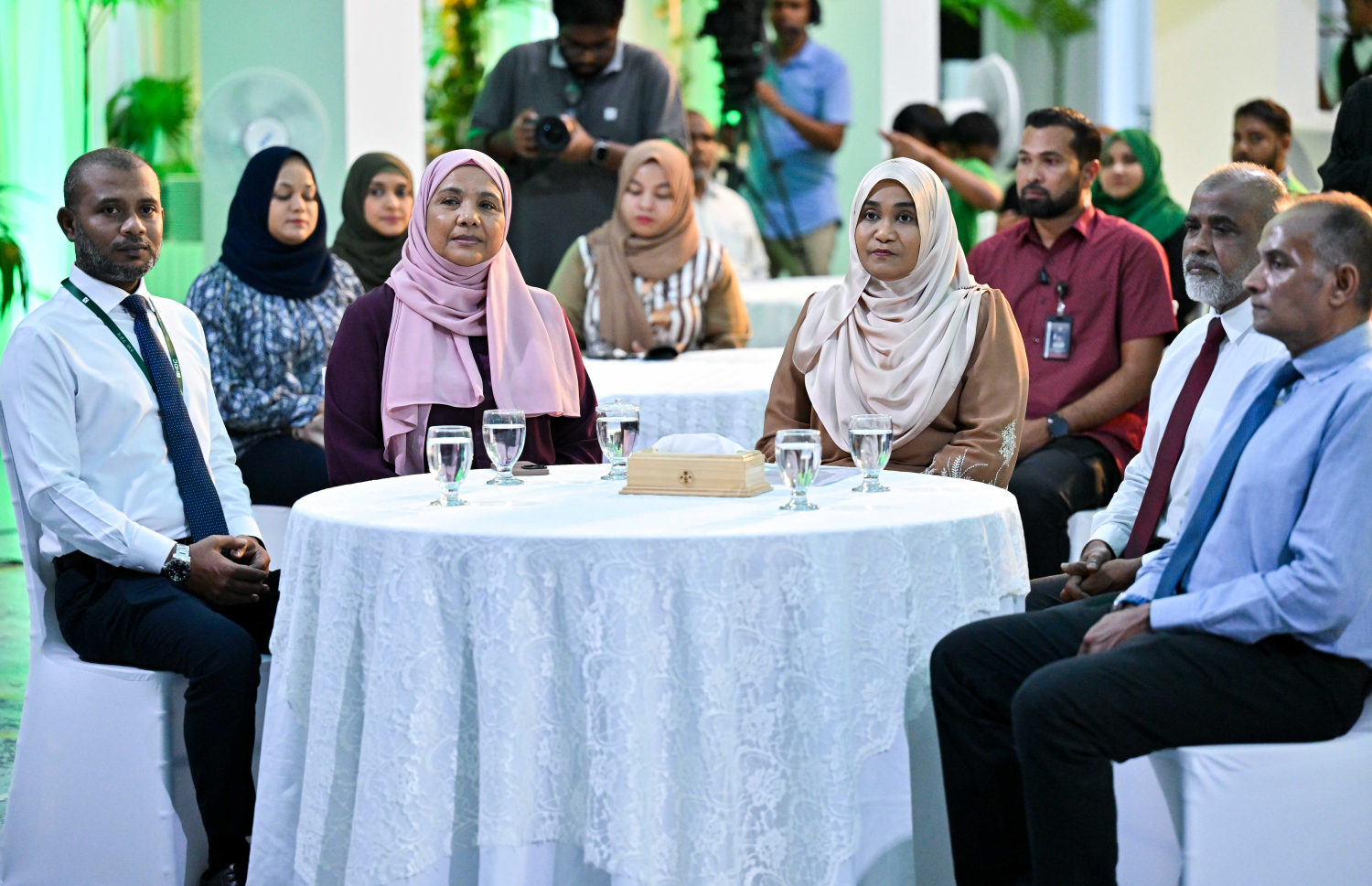 ހާއްސަ އެހީއަށް ބޭނުންވާ 30 މީހަކަށް އެޗްޑީސީން ވަޒީފާ ހަމަޖައްސައި ދިނުމާ އެކު، އެ މީހުންނަށް އެ ކަމުގެ ލިޔުން ހަވާލު ކުރުމަށް ބޭއްވި ހާއްސަ ހަފްލާގައި ފަސްޓް ލޭޑީ ސާޖިދާ މުހައްމަދު އާއި ސޯޝަލް އެންޑް ފެމިލީ ޑިވެލޮޕްމަންޓް މިނިސްޓަރު ޑރ އައިޝަތު ޝިހާމު އަދި އެޗްޑީސީގެ އިސްވެރިން ބައިވެރިވެވަޑައިގަންނަވަނީ -- ފޮޓޯ: ރައީސް އޮފީސ