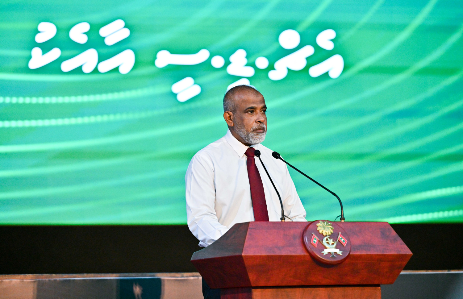 ހާއްސަ އެހީއަށް ބޭނުންވާ 30 މީހަކަށް އެޗްޑީސީން ވަޒީފާ ހަމަޖައްސައި ދީ  އެ ކަމުގެ ލިޔުން ހަވާލު ކުރުމަށް ބޭއްވި ހާއްސަ ހަފްލާގައި އެޗްޑީސީގެ އެމްޑީ އަލީ ޒުހައިރު ވާހަކަދައްކަނީ  -- ފޮޓޯ: ރައީސް އޮފީސް