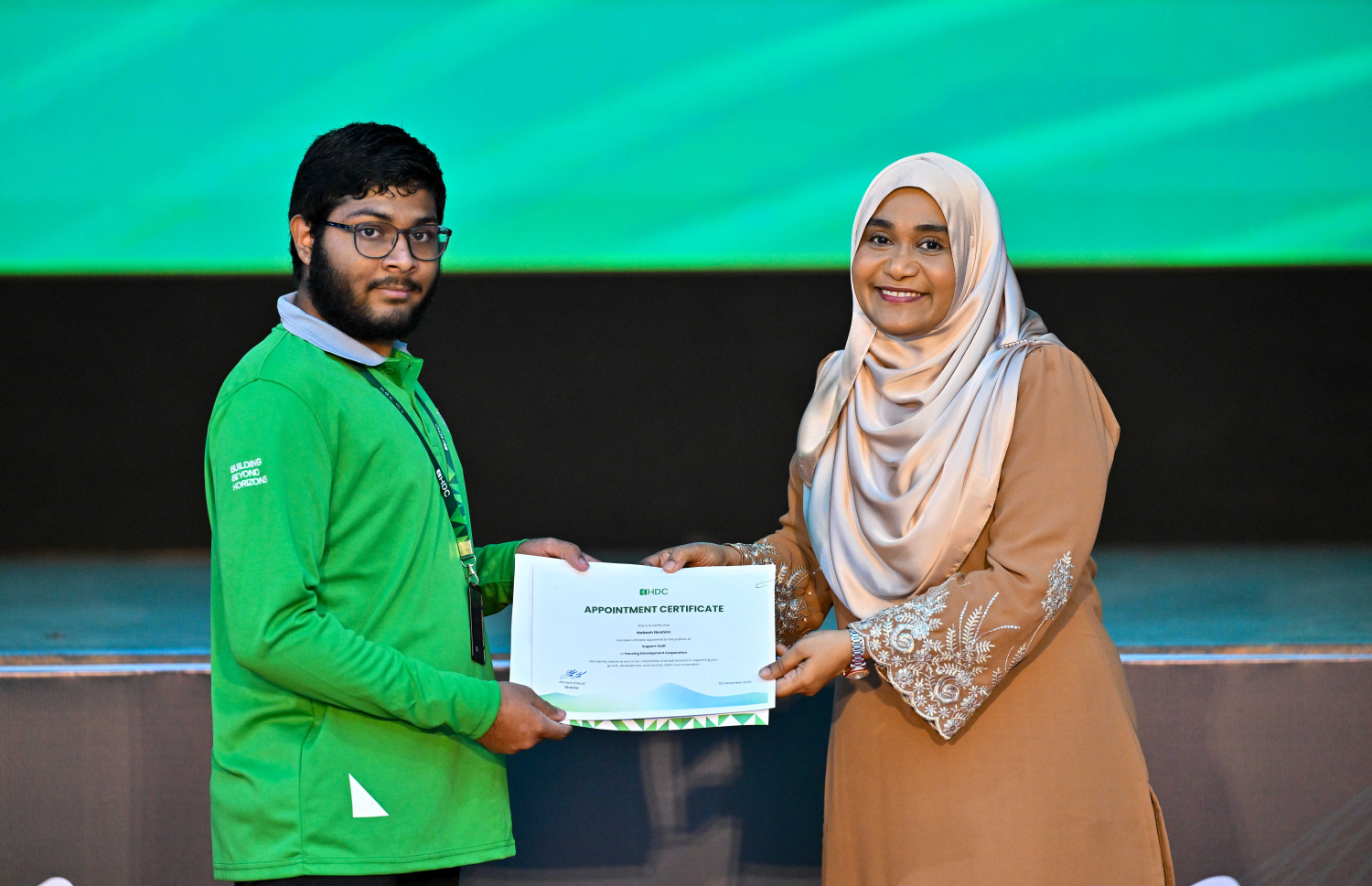 ހާއްސަ އެހީއަށް ބޭނުންވާ މީހަކަށް އެޗްޑީސީން ވަޒީފާ ހަމަޖައްސައިދިން ކަމުގެ ލިޔުން ފަސްޓް ލޭޑީ ސާޖިދާ ދެއްވަނީ.---ފޮޓޯ: ރައީސް އޮފީސް