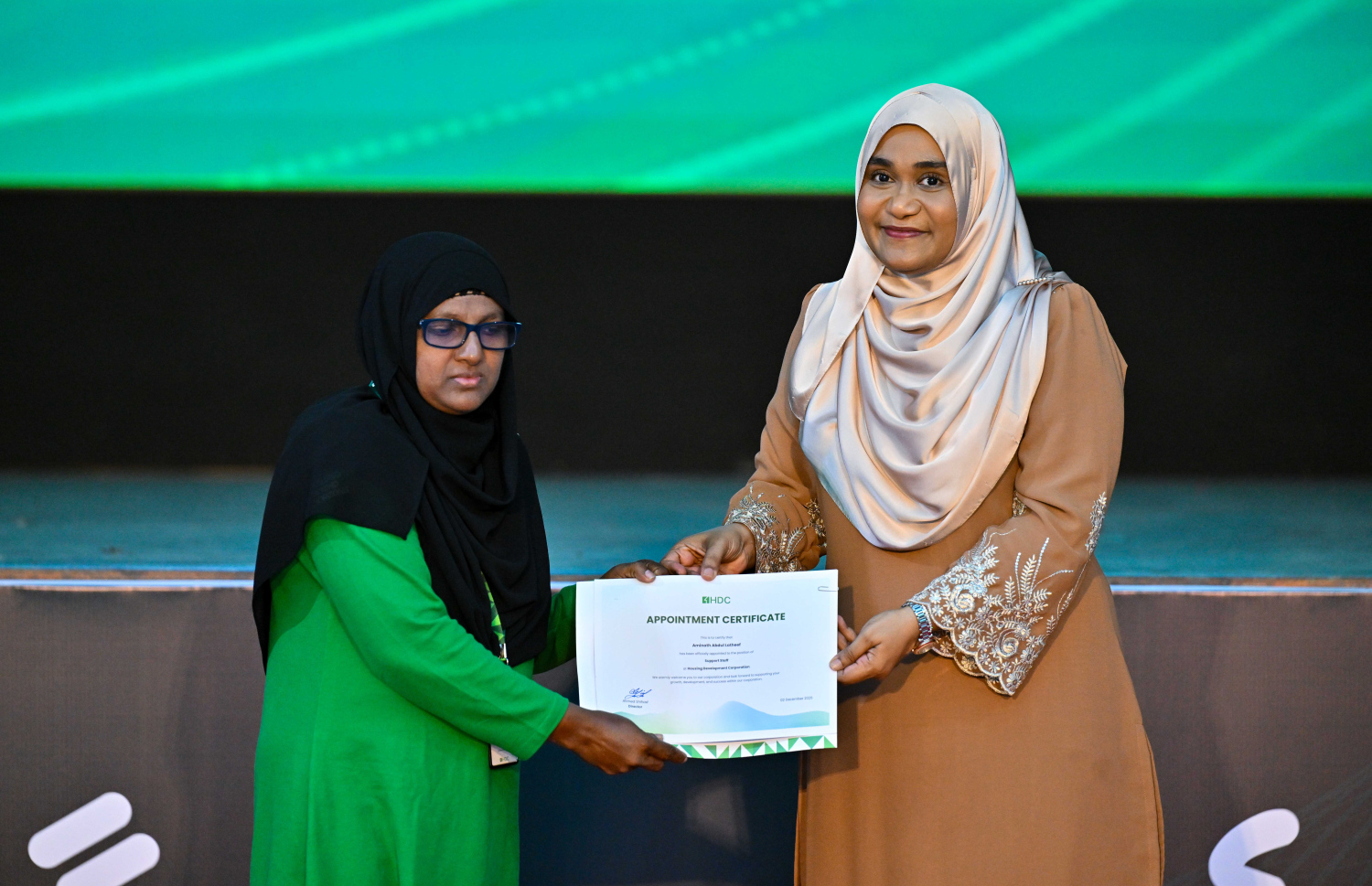 ހާއްސަ އެހީއަށް ބޭނުންވާ މީހަކަށް އެޗްޑީސީން ވަޒީފާ ހަމަޖައްސައިދިން ކަމުގެ ލިޔުން ފަސްޓް ލޭޑީ ސާޖިދާ ދެއްވަނީ: 30 މީހަކަށް ވަނީ ވަޒީފާ ހަމަޖައްސައިދީފަ .---ފޮޓޯ: ރައީސް އޮފީސް