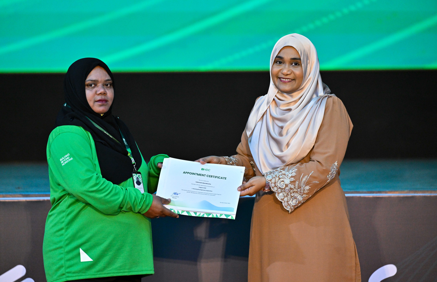 ހާއްސަ އެހީއަށް ބޭނުންވާ މީހަކަށް އެޗްޑީސީން ވަޒީފާ ހަމަޖައްސައިދިން ކަމުގެ ލިޔުން ފަސްޓް ލޭޑީ ސާޖިދާ ދެއްވަނީ.---ފޮޓޯ: ރައީސް އޮފީސް