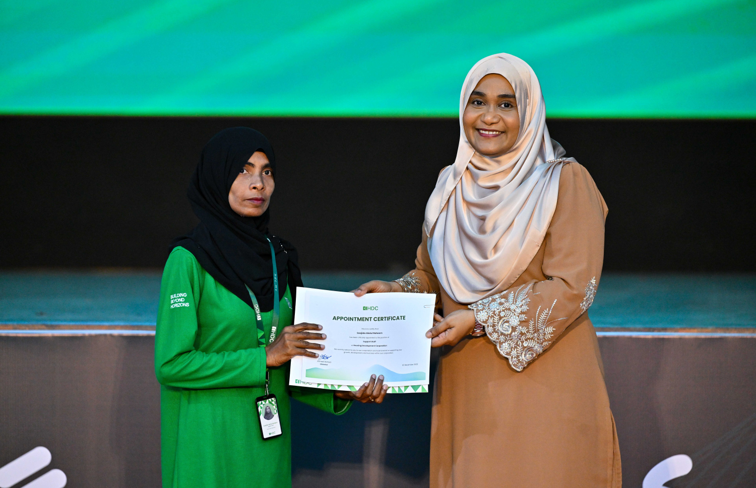 ހާއްސަ އެހީއަށް ބޭނުންވާ މީހަކަށް އެޗްޑީސީން ވަޒީފާ ހަމަޖައްސައިދިން ކަމުގެ ލިޔުން ފަސްޓް ލޭޑީ ސާޖިދާ ދެއްވަނީ.---ފޮޓޯ: ރައީސް އޮފީސް