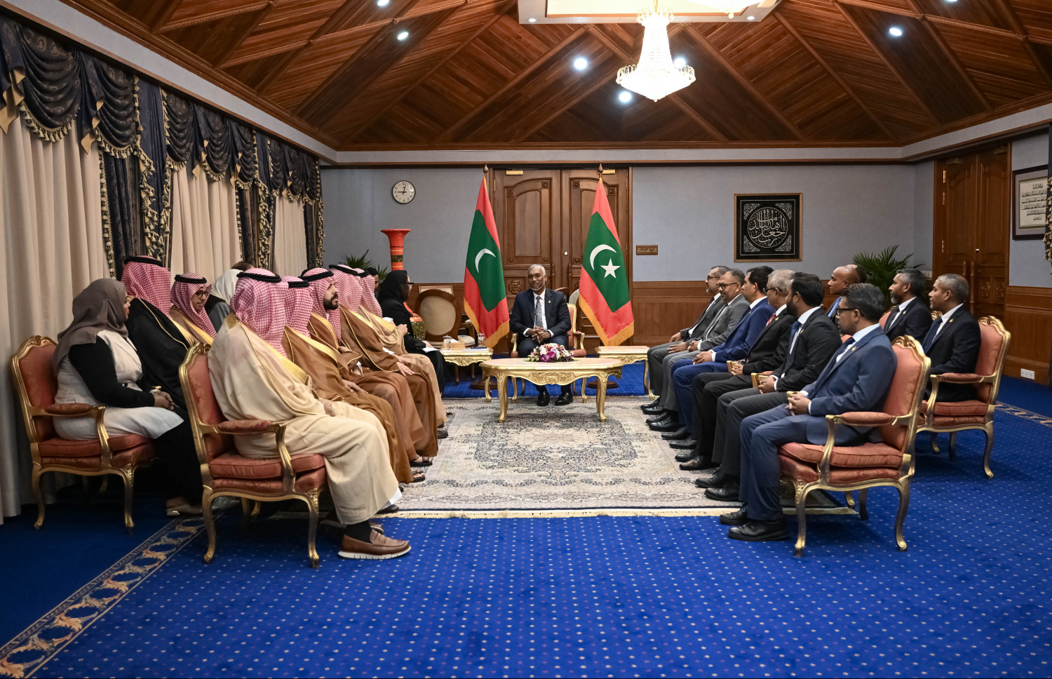 ސައުދީ ވަފްދުގެ ބޭފުޅުންނާ ރައީސް މުއިއްޒު ބައްދަލު ކުރައްވަނީ --- ފޮޓޯ/ރައީސް އޮފީސް