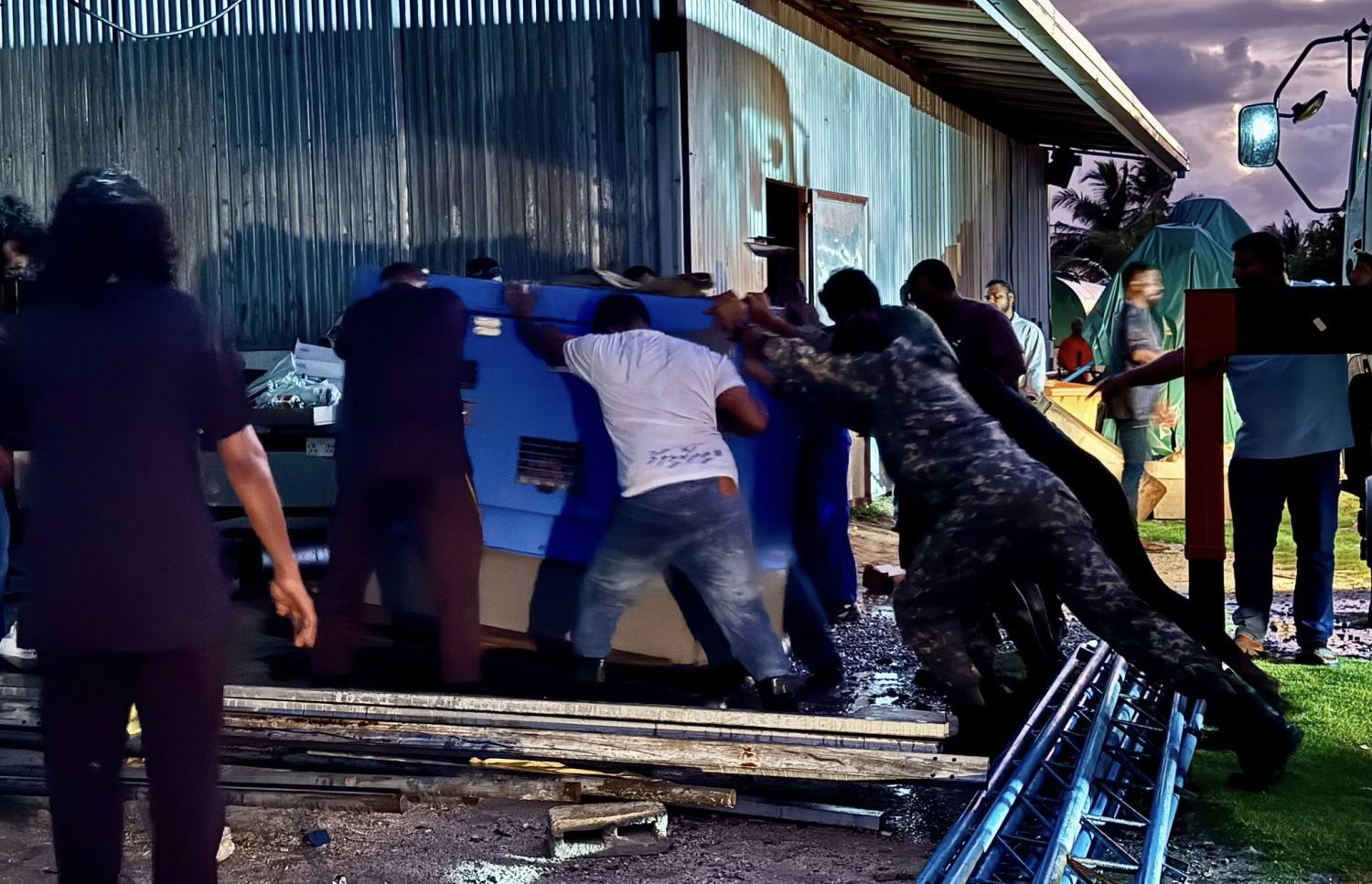 ގަމު އިންޖީނުގެ ވަގުތީ ގޮތުން ހިޔާކުރުމަށް ފަހު، އެ ތަނަށް އިންޖީނެއް ވެއްދުމުގެ މަސައްކަތް ކުރަނީ.---ފޮޓޯ: ލާމުއެމްވީ