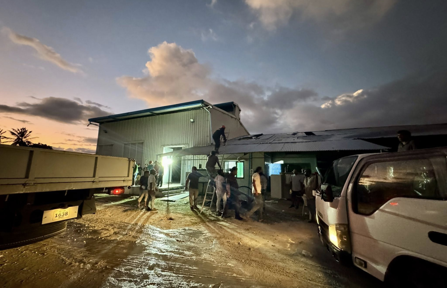 މިއަދުގެ އަލިފާނުގެ ހާދިސާގައި އެންމެ ބޮޑަށް ގެއްލުންވި ގަމުގެ އިންޖީނުގެ ހިޔާކުރުމުގެ މަސައްކަތް މިރޭ ކުރަނީ.---ފޮޓޯ: ލާމުއެމްވީ