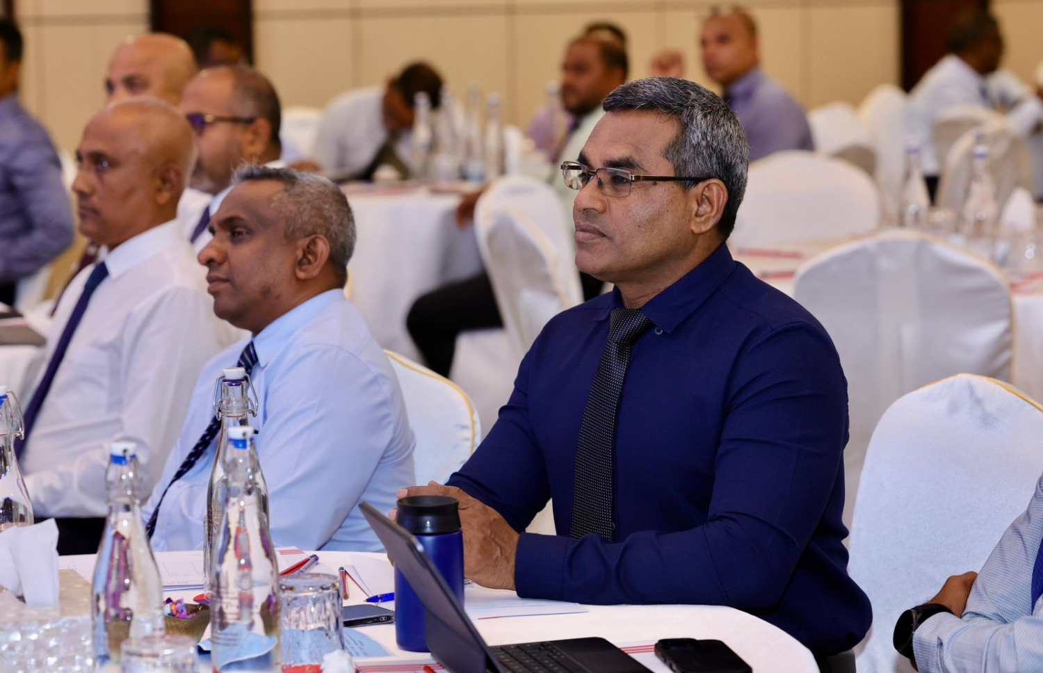 "ލޯކަލް ޕޮލިސިން ކޮންފަރެންސް" ގެ އިއްޔެގެ ސެޝަންގައި ބައިވެރިވެވަޑައިގެންނެވި ބައެއް އޮފިސަރުން.---ފޮޓޯ: ޕޮލިސް