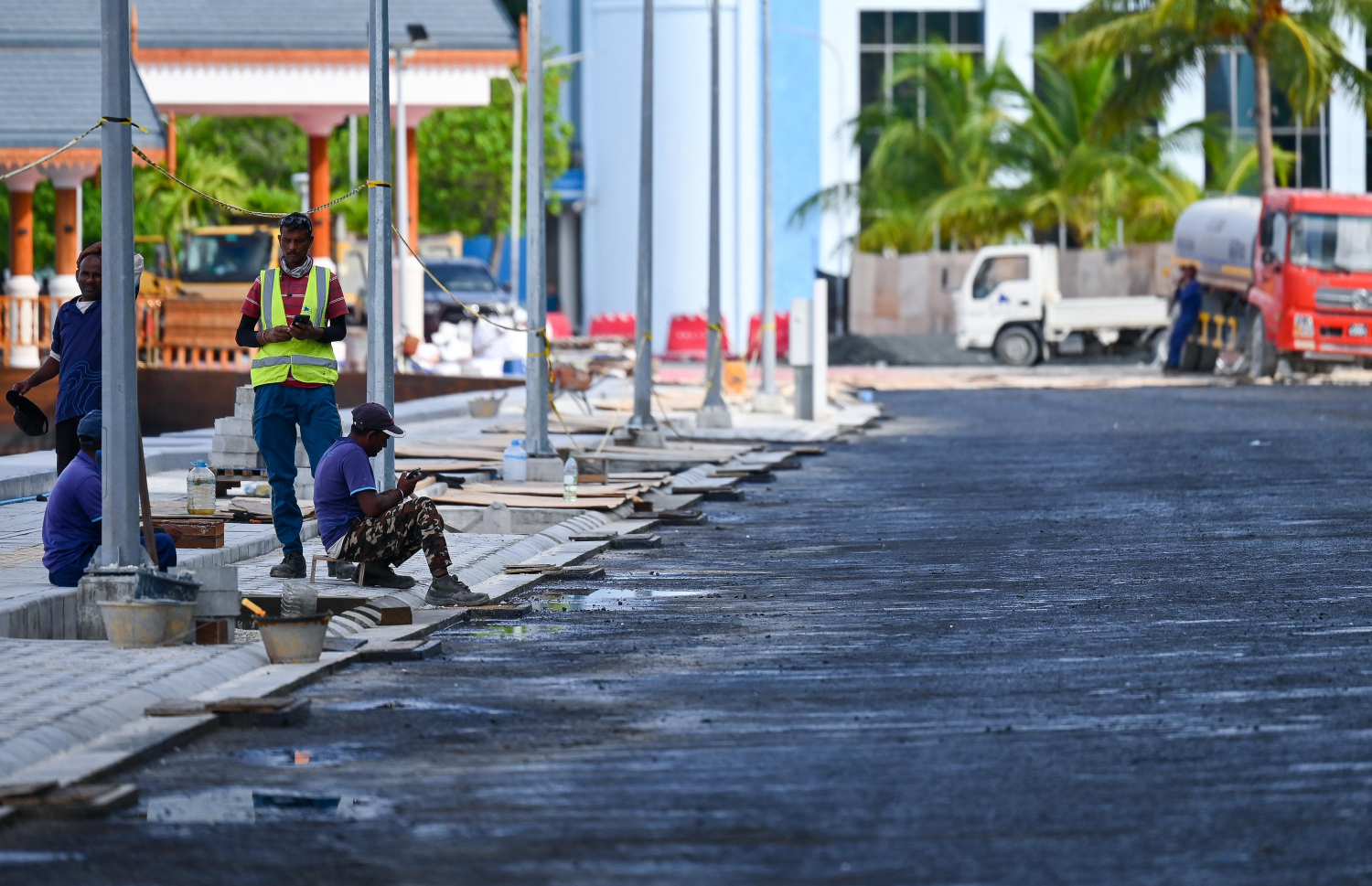 ބޭރު މަގުގައި ތާރު އެޅުމުގެ މަސައްކަތް ކުރިއަށް ދަނީ-- ފޮޓޯ: ފަޔާޒު މޫސާ | މިހާރު