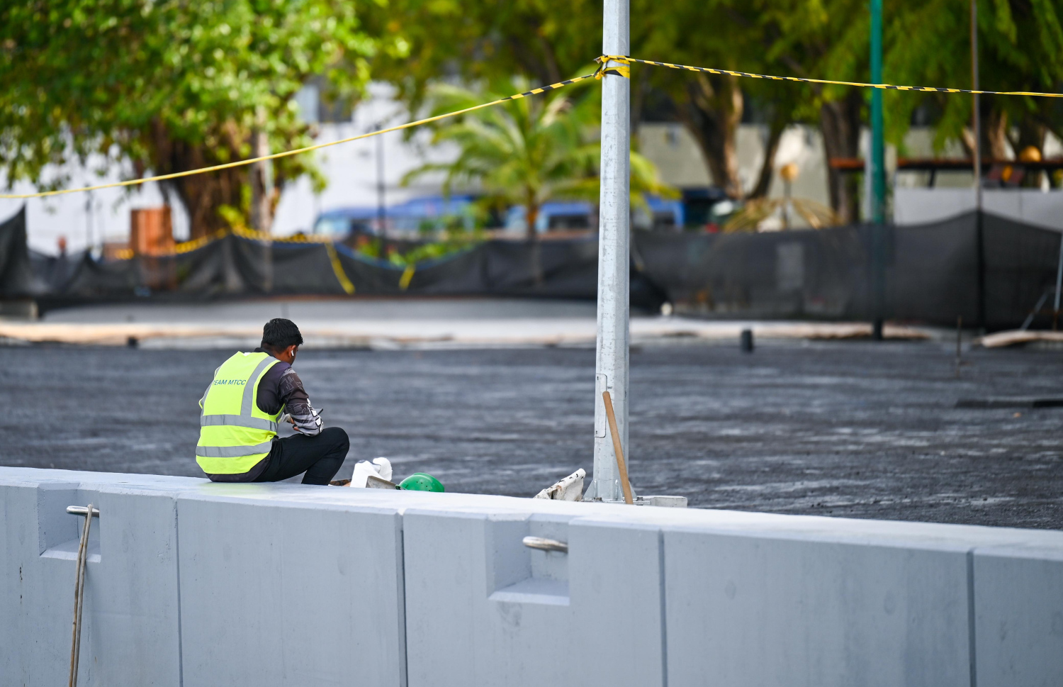 ބޭރު މަގުގައި ތާރު އެޅުމުގެ މަސައްކަތް ކުރިއަށް ދަނީ-- ފޮޓޯ: ފަޔާޒު މޫސާ | މިހާރު