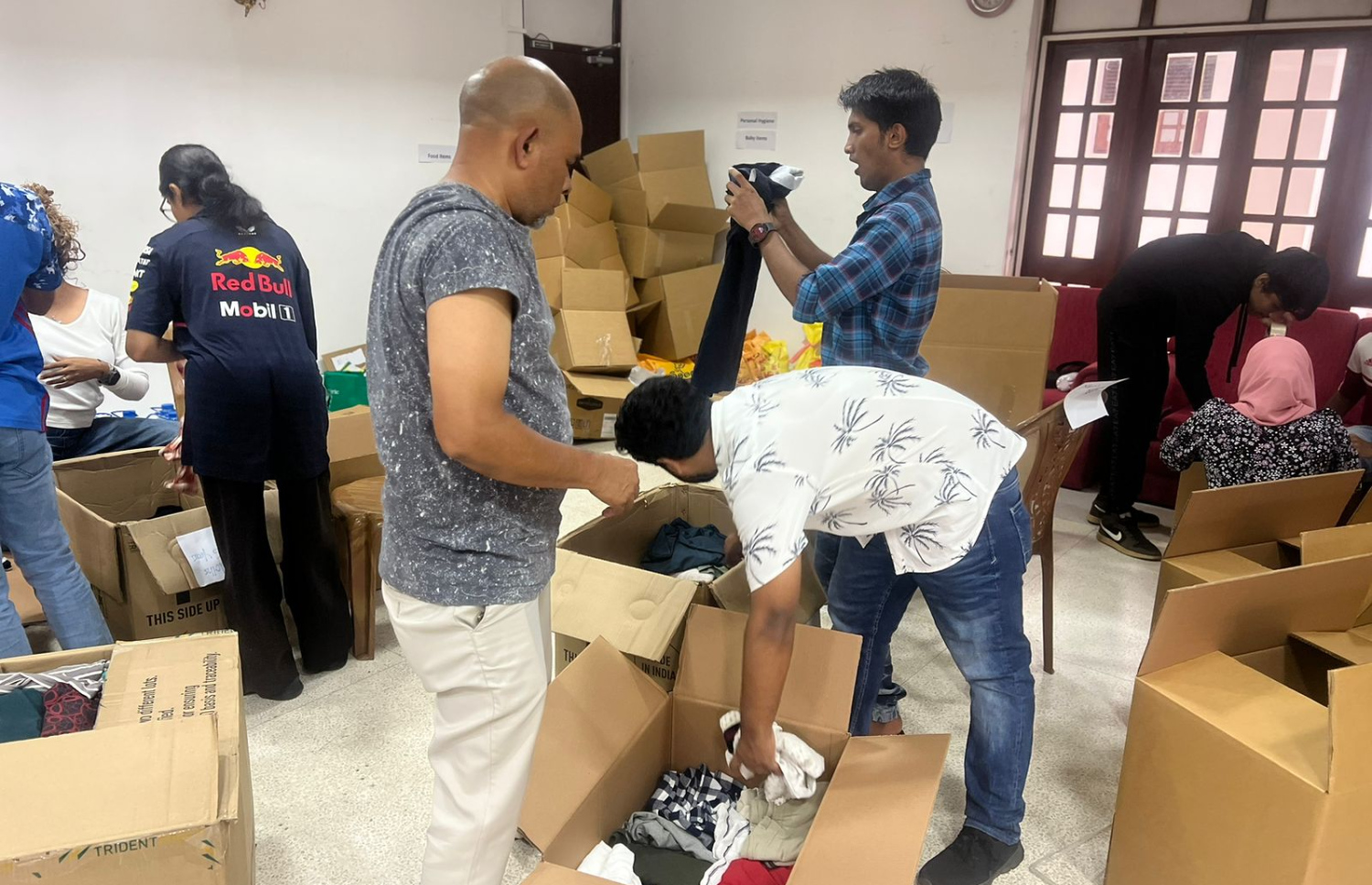 ލަންކާގައި އުޅޭ ދިވެހިން، އެ ގައުމުގައި ހާލުގައި ޖެހިފައިވާ މީހުންނަށް ދިނުމަށް އެއްކޮށްފައިވާ ބައެއް ސާމާނު ފޮށިތަކަށް އަޅަނީ. --  ފޮޓޯ: އަންވަރު