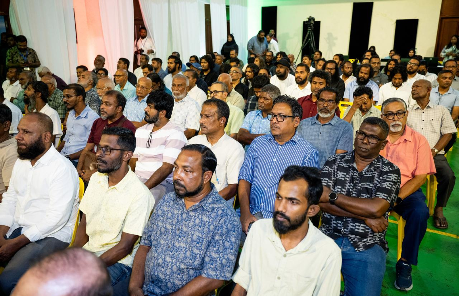ރައީސް މުއިއްޒު މާފަންނުގެ ރައްޔިތުންނާ މިރޭ ބައްދަލުކުރައްވަން ބޭއްވި ބައްދަލުވުމަށް ހާޒިރުވި ބައެއް މީހުން.---ފޮޓޯ: ނިޝާން އަލީ| މިހާރު