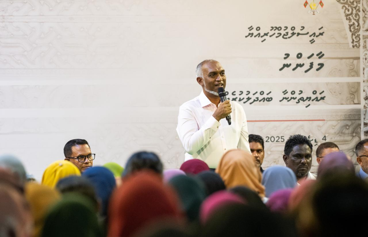 ރައީސް މުއިއްޒު މާފަންނުގެ ރައްޔިތުންނާ ރޭ ބައްދަލުކުރައްވައި ވާހަކަފުޅު ދައްކަވަނީ.---ފޮޓޯ: ނިޝާން އަލީ| މިހާރު