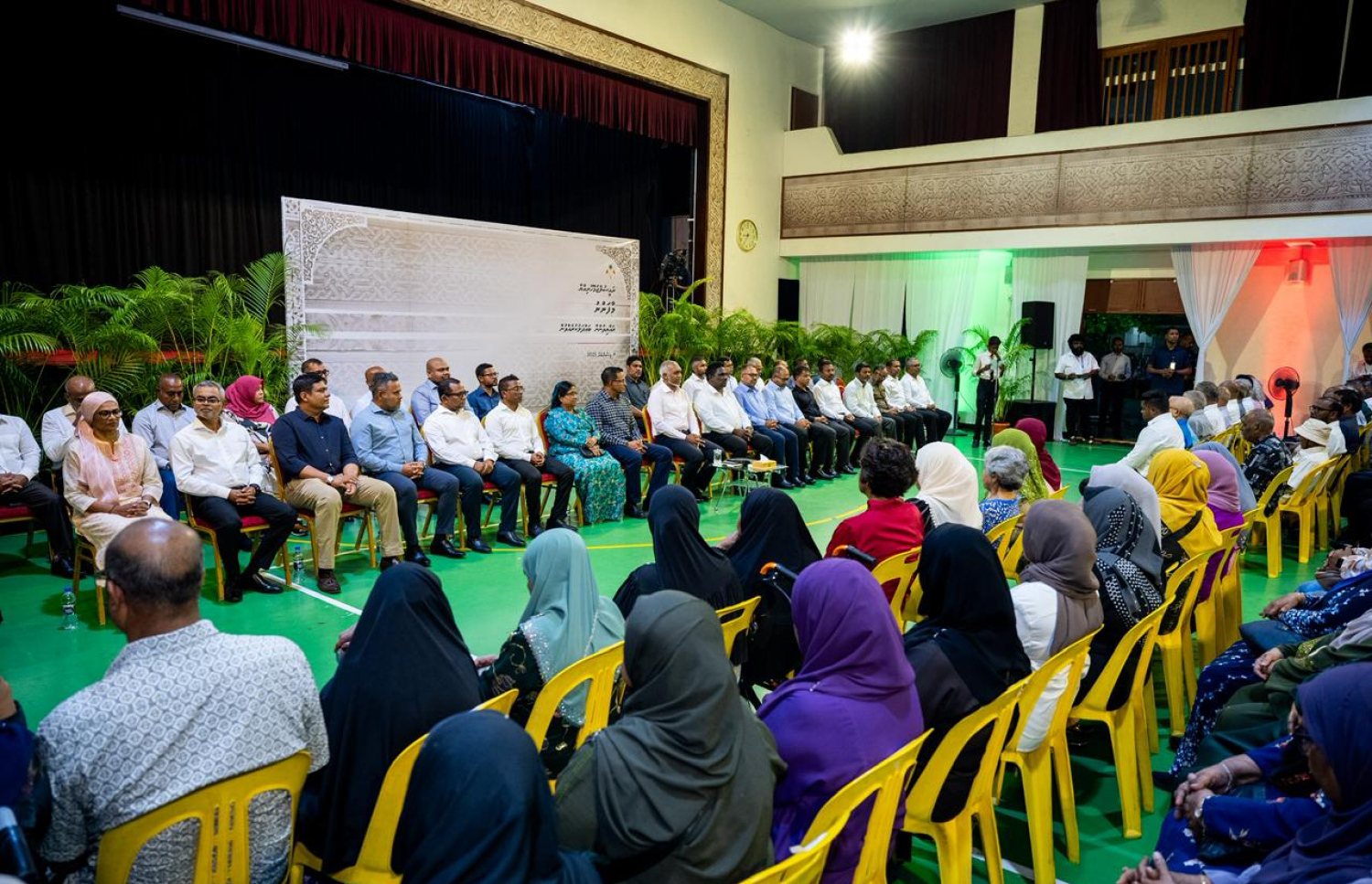 ރައީސް މުއިއްޒު މާފަންނުގެ ރައްޔިތުންނާ ރޭ ބައްދަލުކުރައްވަނީ.---ފޮޓޯ: ނިޝާން އަލީ| މިހާރު