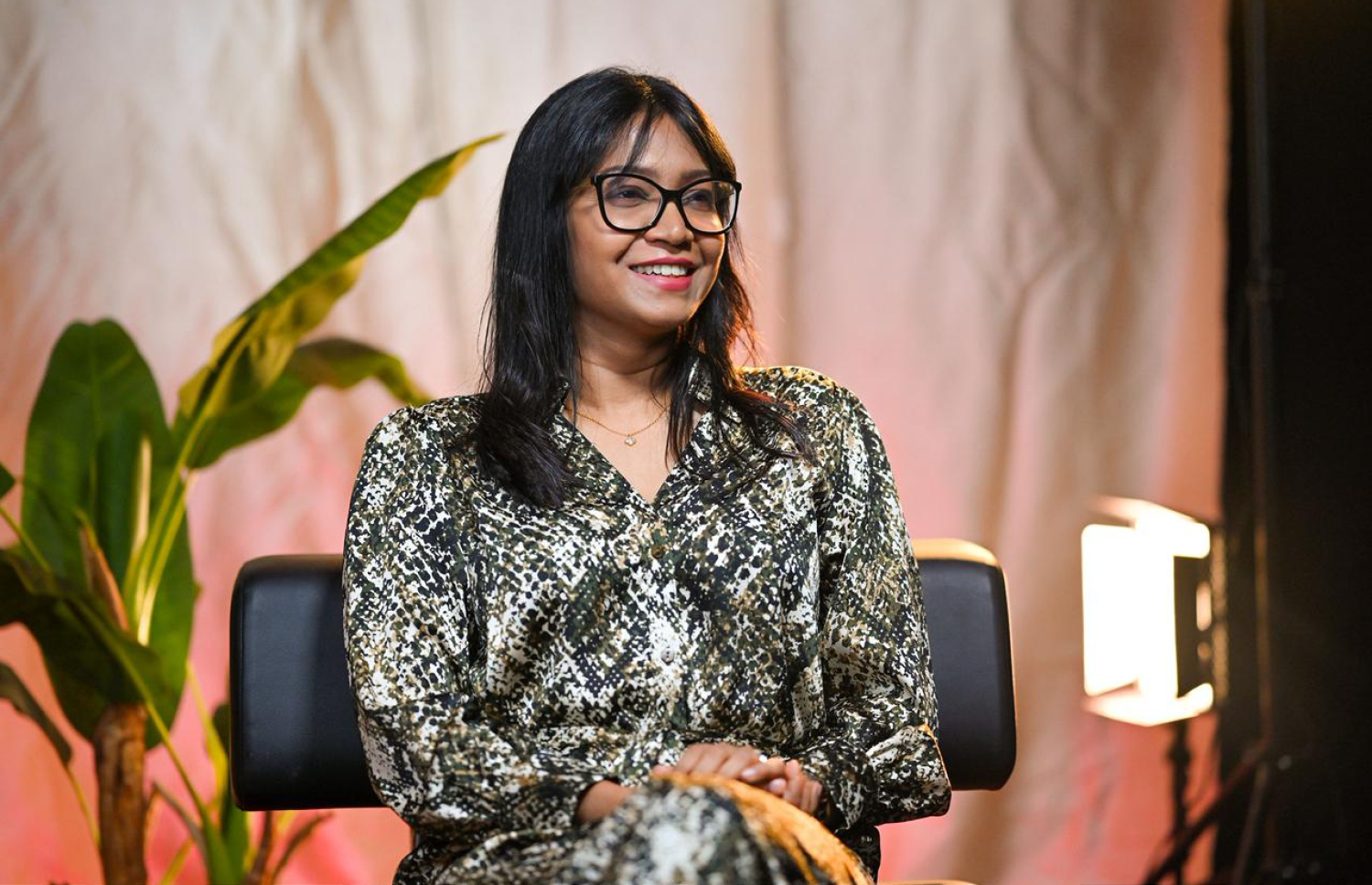 ސޫޒަން "މިހާރު"އަށް އިންޓަވިއުދެނީ.-- ފޮޓޯ: ފަޔާޒު މޫސާ/ މިހާރު