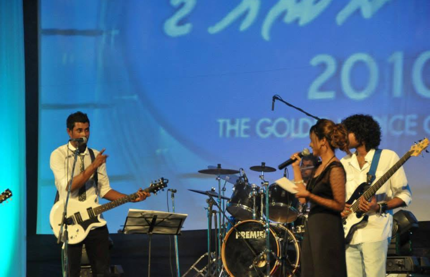 ސޫޒަން ޝޯއެއް ހުށަހަޅައިދެނީ.