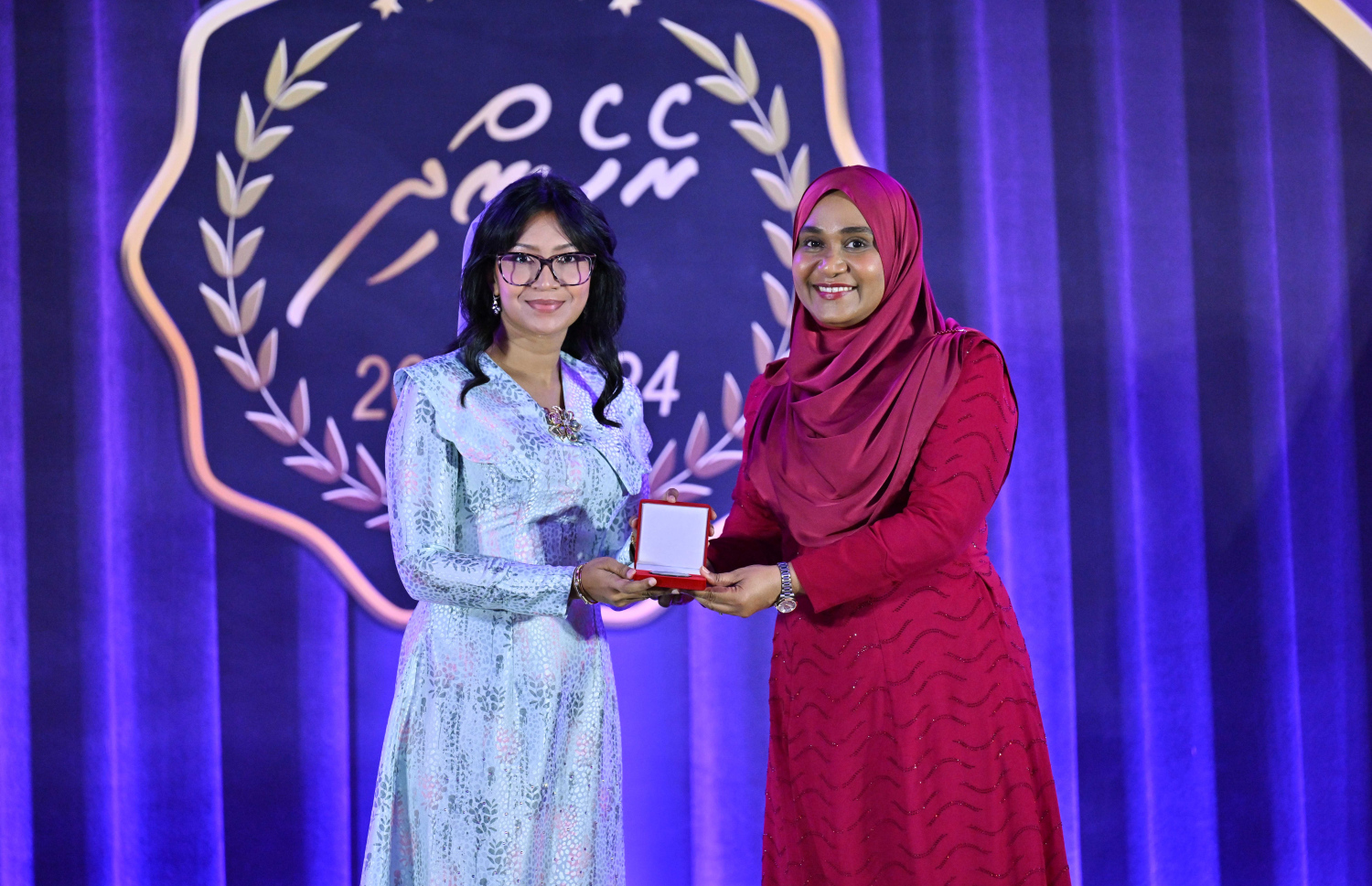 ފަސްޓްލޭޑި ސާޖިދާ، މި އަހަރު ރެހެންދި އެވޯޑު ހާސިލްކުރި ސޫޒަން އަށް އެވޯޑު ހަވާލުކޮށްދެއްވަނީ.-- ފޮޓޯ: ރައީސް އޮފީސް