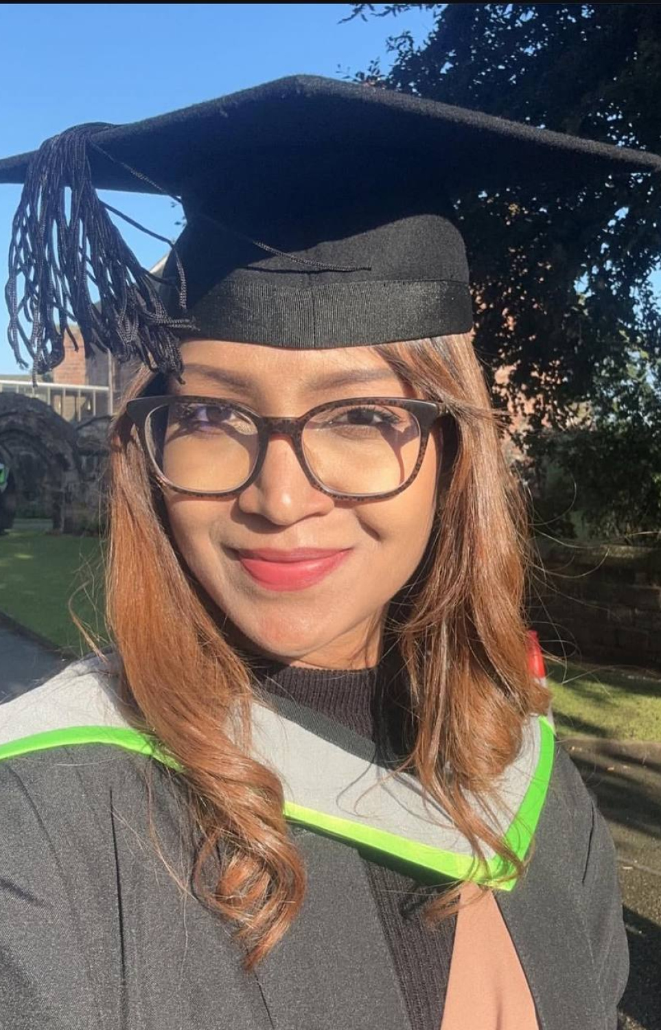 ސޫޒަން، މާސްޓާސް ނިންމުމަށްފަހު ގްރެޖުއޭޝަންގައި ނެގި ފޮޓޯއެއް.