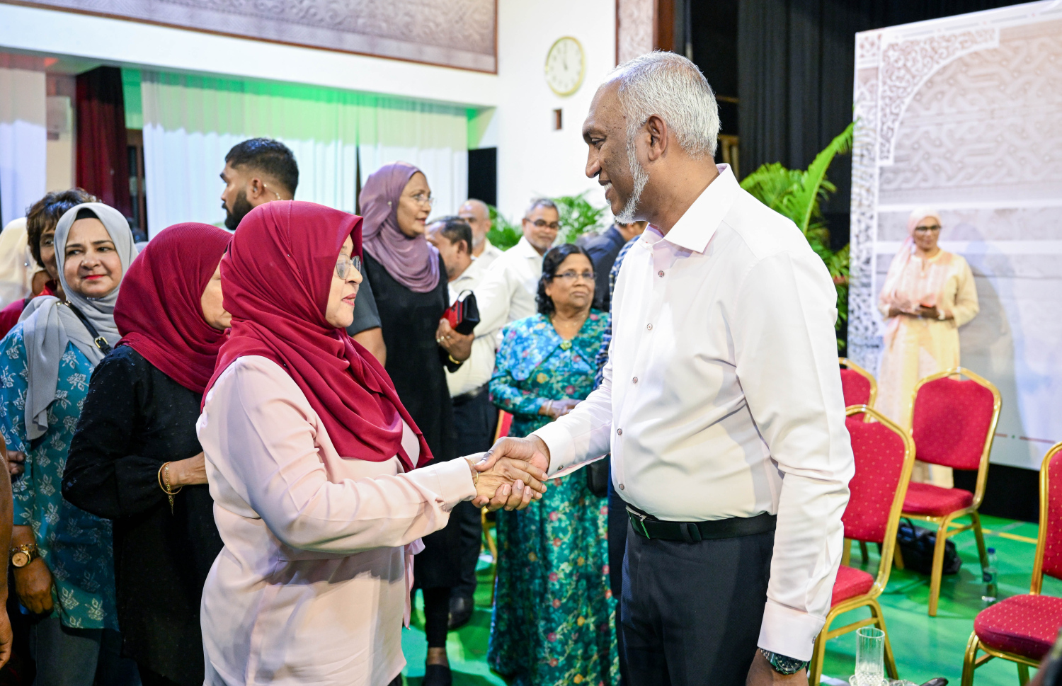 މާފަންނު ރައްޔިތުންގެ ބައްދަލުވުމަށް ދިޔަ މީހެއްގެ ވާހަކަތައް ރައީސް މުއިއްޒު އަޑުއައްސަވަނީ.---ފޮޓޯ: ރައީސް އޮފީސް