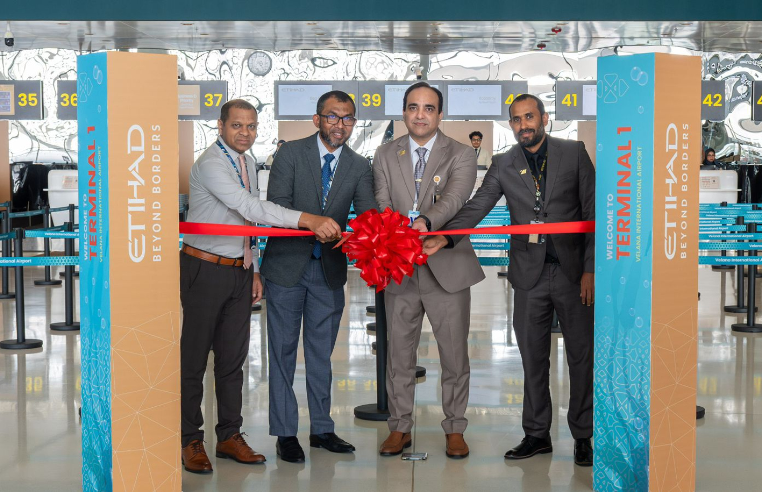 އިއްތިހާދު އެއާވޭސްގެ ހިދުމަތް ވީއައިއޭގެ އާ ޓާމިނަލްގައި ފެށުން އިއްޔެ ފާހަގަކުރަނީ.---ފޮޓޯ: އެމްއޭސީއެލް