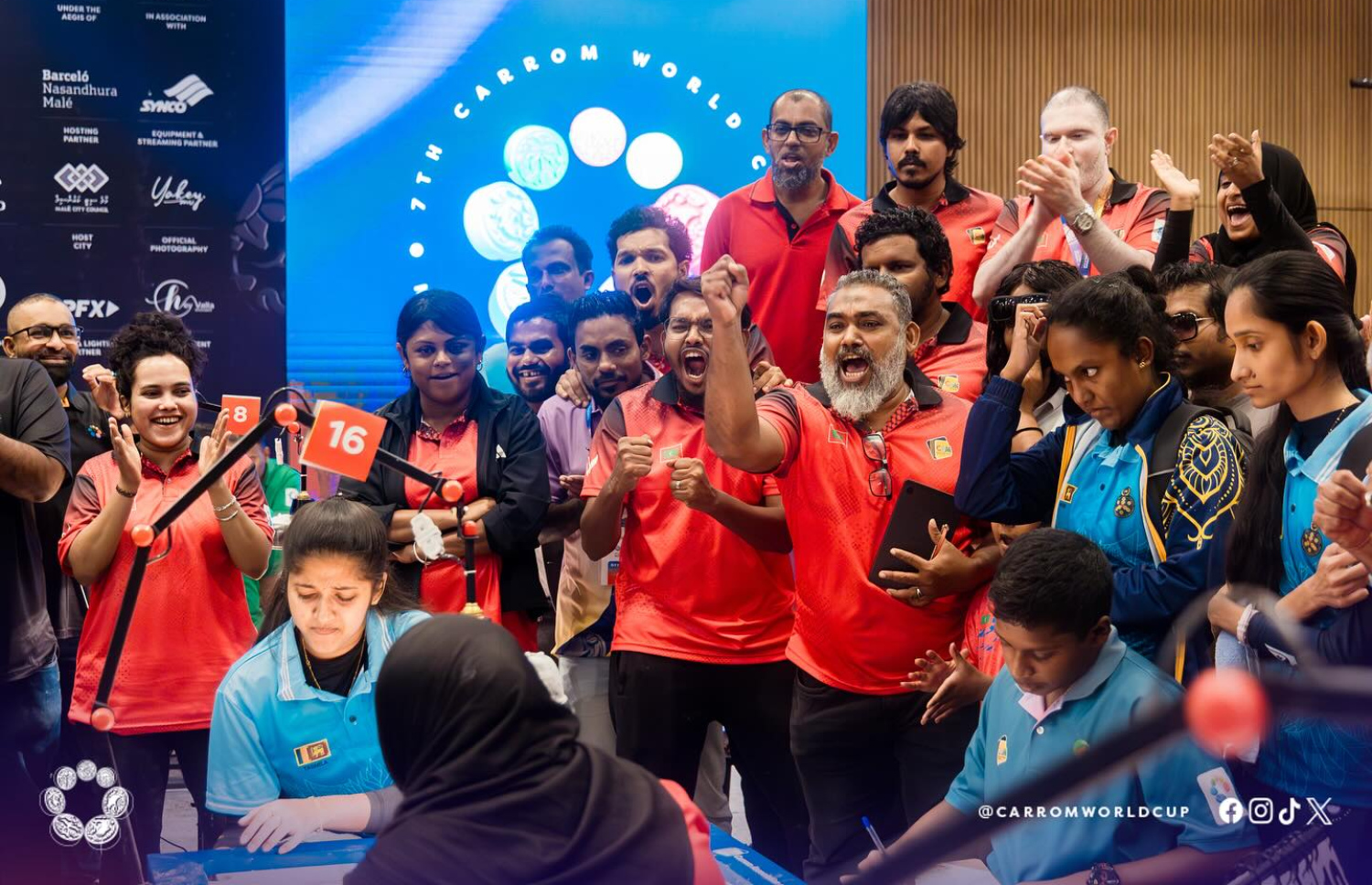 ރާއްޖޭގެ އަންހެން ޓީމުގެ މެޗެއްގައި ފިރިހެން ޓީމުގެ ކުޅުންތެރިން ތަރުހީބުދެނީ.-- ފޮޓޯ: ކެރަމް ވޯލްޑް ކަޕް/ އަބްދުﷲ ޔަޝައު