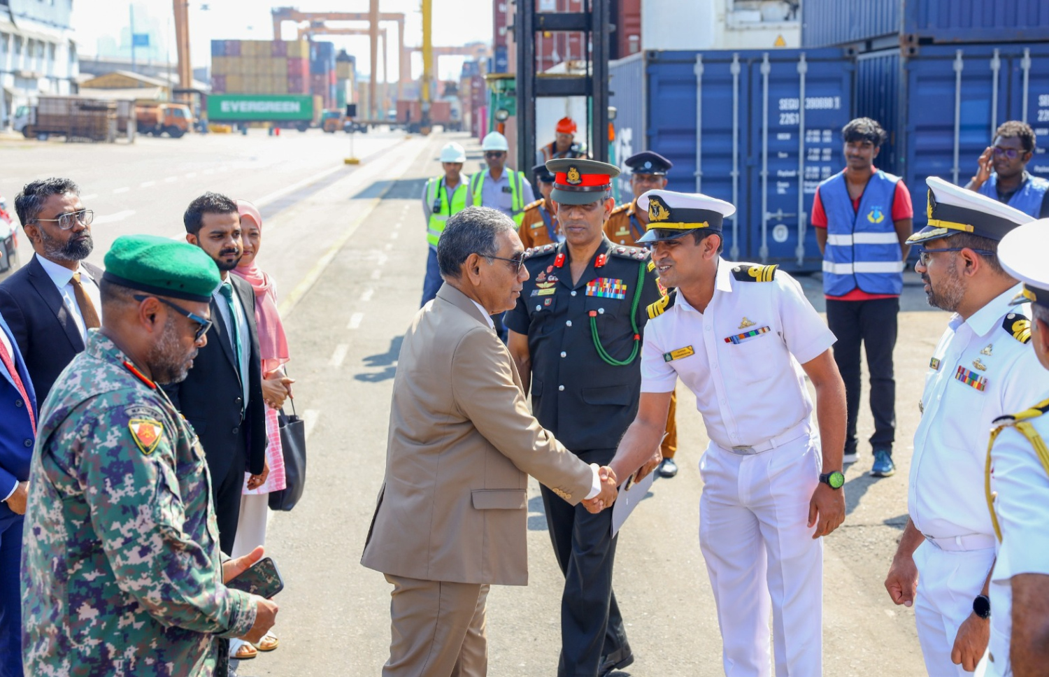 ރާއްޖެއިން ލަންކާއަށް ހަދިޔާކުރި މަސްދަޅު ކޭސްތައް ސަފީރު މަސްއޫދު އިމާދު ހަވާލުކޮށްދެއްވަނީ-- ފޮޓޯ: ލަންކާ ޑެއިލީ ނިއުސް