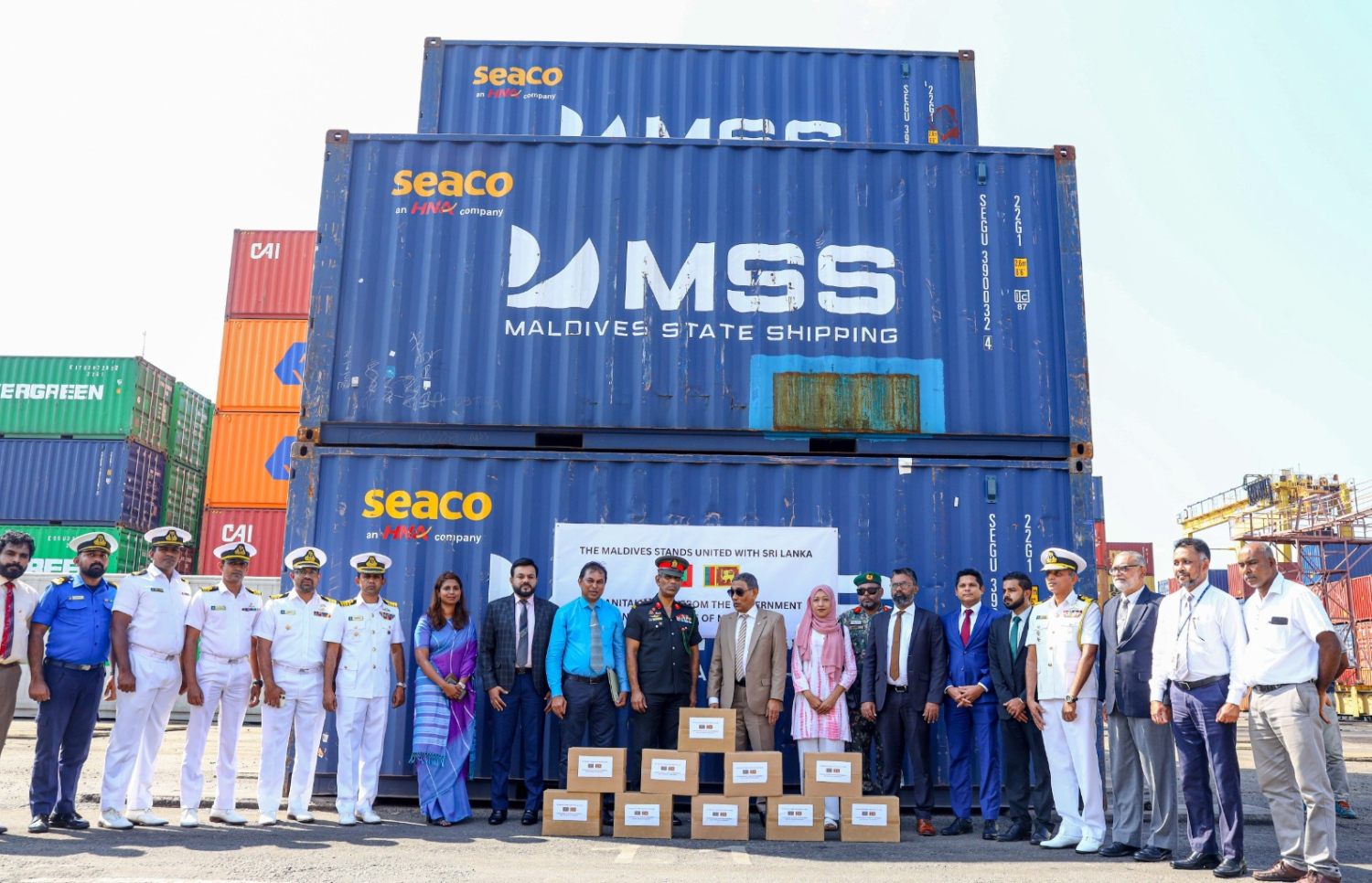 ރާއްޖެއިން ލަންކާއަށް ހަދިޔާކުރި މަސް ދަޅު ކޭސްތައް ހަވާލު ކުރަނީ --- ފޮޓޯ/ލަންކާ ޑެއިލީ ނިއުސް