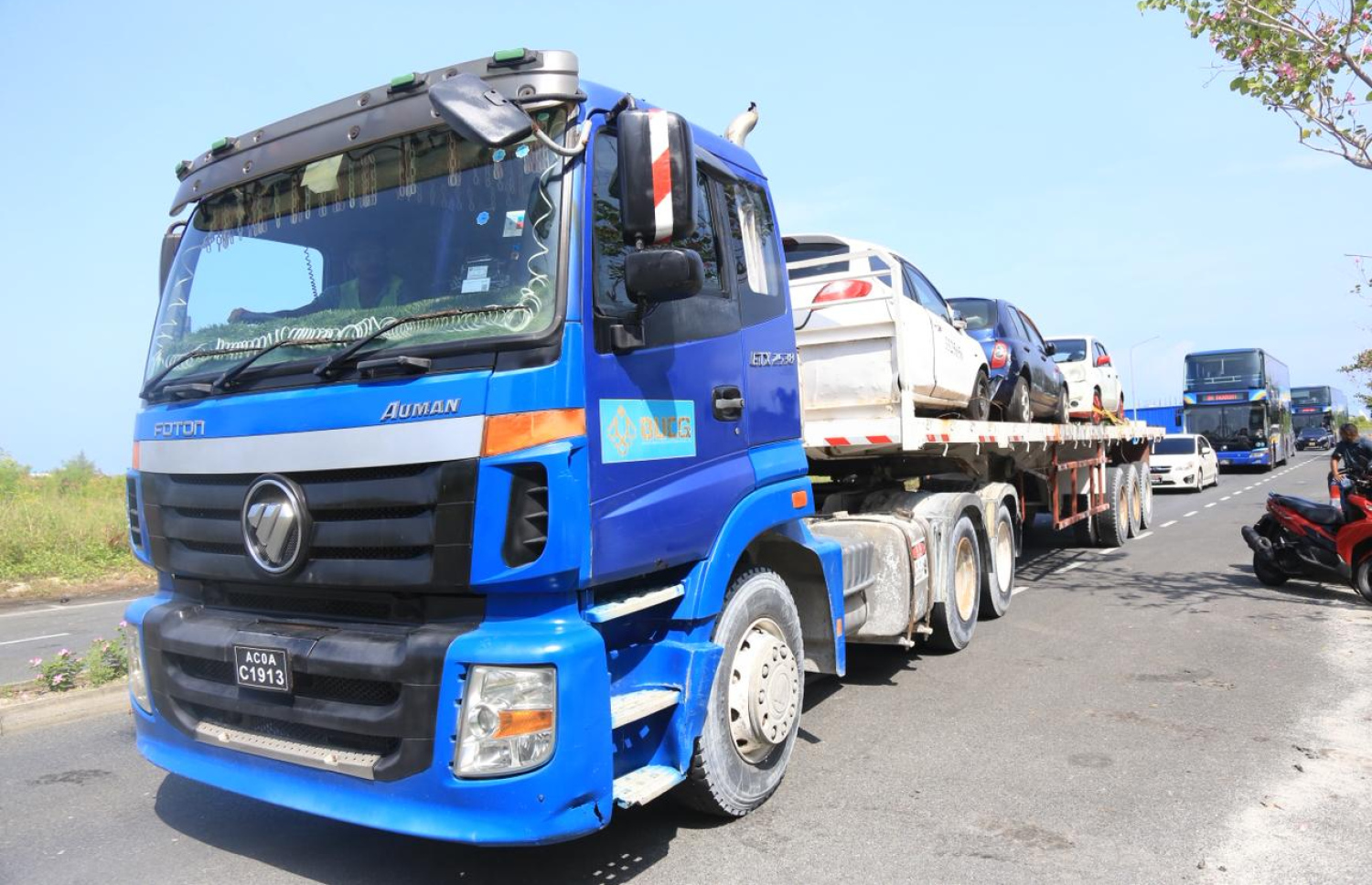 ފުލުހުން ވެހިކަލްތަކެއް ޓޯކޮށްގެން ގެންދަނީ. -- ފޮޓޯ: ޕޮލިސް