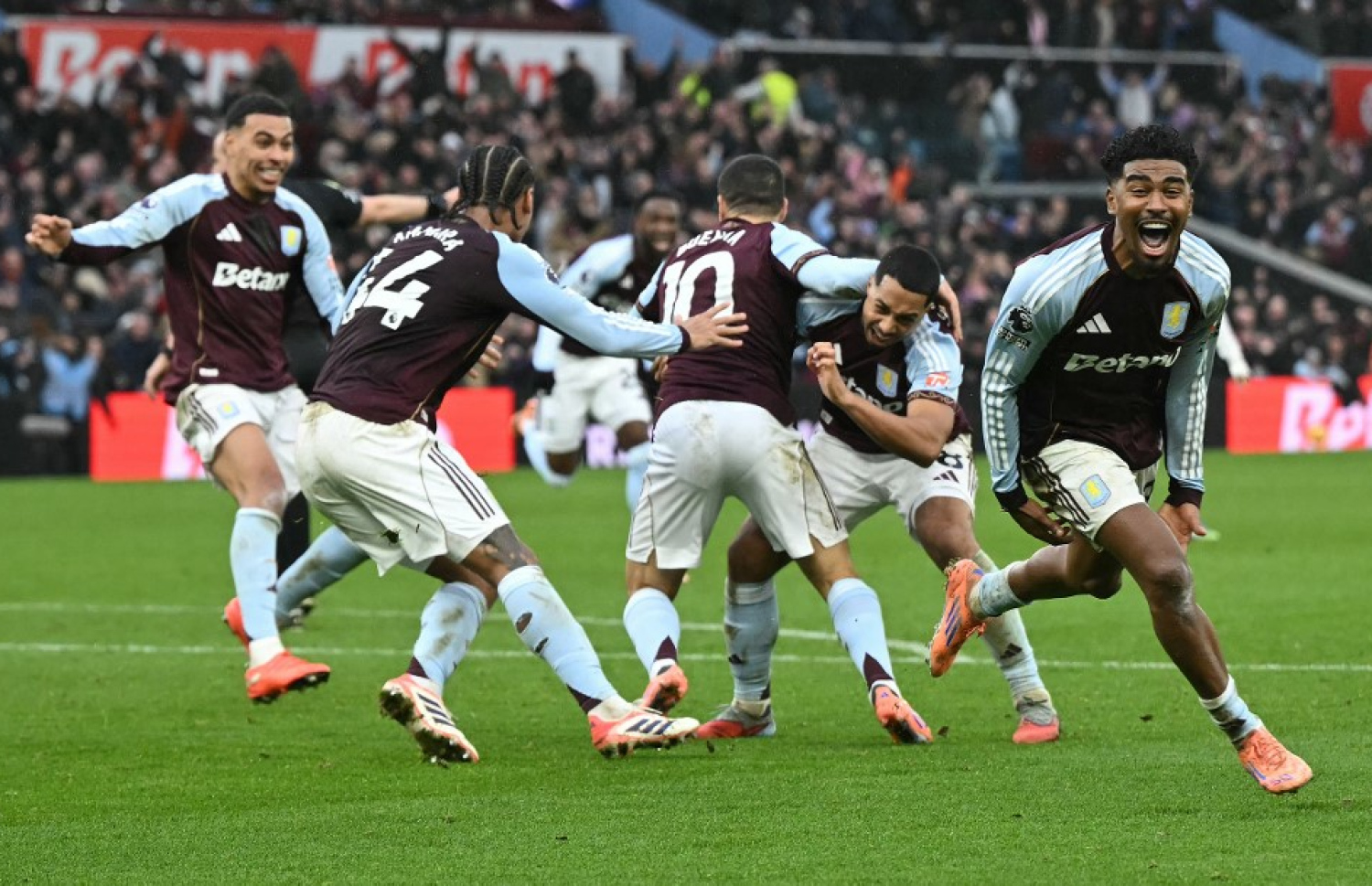 އާސެނަލް ކޮޅަށް ގޯލު ޖެހުމަށް ފަހު އެސްޓަން ވިލާގެ ކުޅުންތެރިން އުފާފާލުކުރަނީ.-- ފޮޓޯ: އޭއެފްޕީ