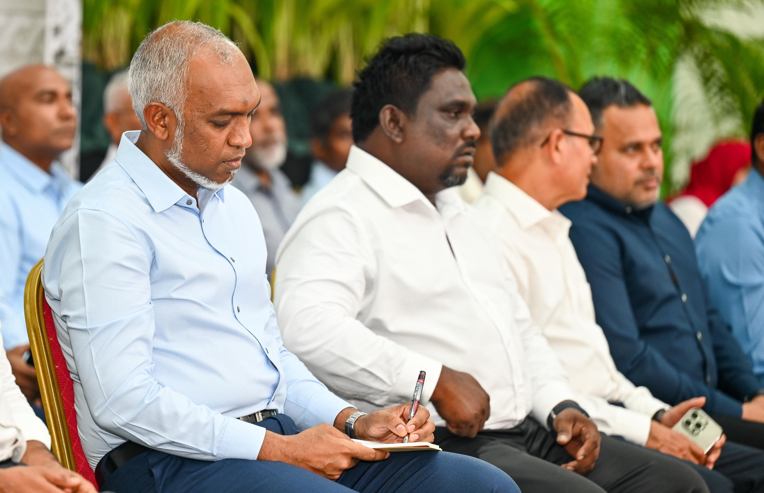 ހެންވޭރުގެ ރައްޔިތުންނާ ބައްދަލުކުރައްވަން މިރޭ ބޭއްވި ބައްދަލުވުމުގައި ރައީސް ޑރ. މުއިއްޒު. --ފޮޓޯ: ފަޔާޒް މޫސާ | މިހާރު