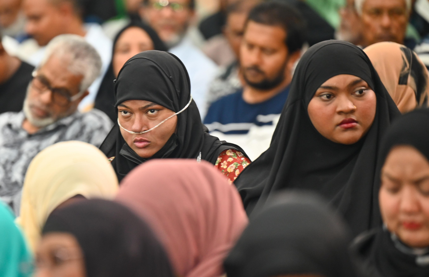 ރައީސް ޑރ. މުހައްމަދު މުއިއްޒު ހެންވޭރުގެ ރައްޔިތުންނާ ބައްދަލުކުރައްވަން ބޭއްވި ބައްދަލުވުމުގައި ބަޔަކު ބައިވެރިވަނީ.-- ފޮޓޯ: ފަޔާޒް މޫސާ | މިހާރު