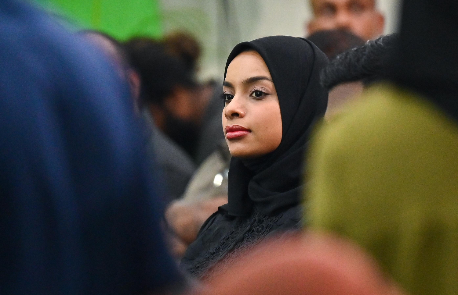 ރައީސް ޑރ. މުހައްމަދު މުއިއްޒު ހެންވޭރުގެ ރައްޔިތުންނާ ބައްދަލުކުރައްވަން ބޭއްވި ބައްދަލުވުމުގައި ބަޔަކު ބައިވެރިވަނީ.-- ފޮޓޯ: ފަޔާޒް މޫސާ | މިހާރު