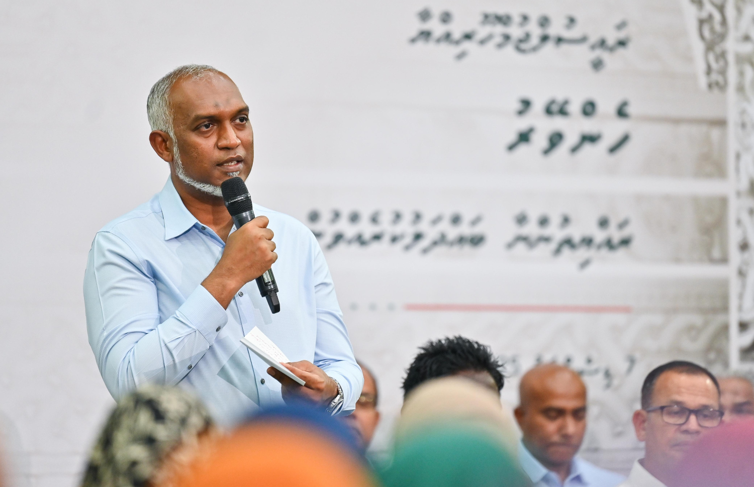 ރައީސް ހެންވޭރުގެ ރައްުޔިތުންނާ ރޭ ވާހަކަފުޅު ދައްކަވަނީ.---ފޮޓޯ: ފަޔާޒު މޫސާ| މިހާރު