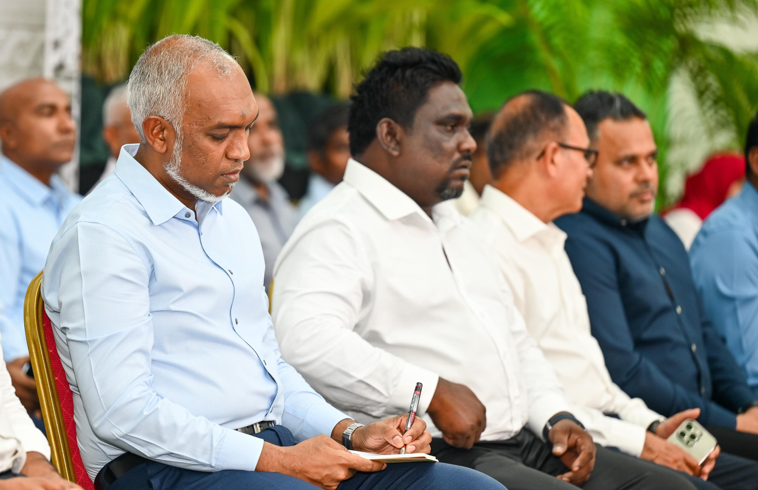 ހެންވޭރުގެ ރައްޔިތުންނާ ބައްދަލުކުރައްވަން ބޭއްވި ބައްދަލުވުމުގައި ރައީސް ޑރ. މުހައްމަދު މުއިއްޒާއި މާލޭގެ ޑެޕިއުޓީ މޭޔަރު މުހައްމަދު އަރީޝް.-- ފޮޓޯ: ފަޔާޒް މޫސާ | މިހާރު