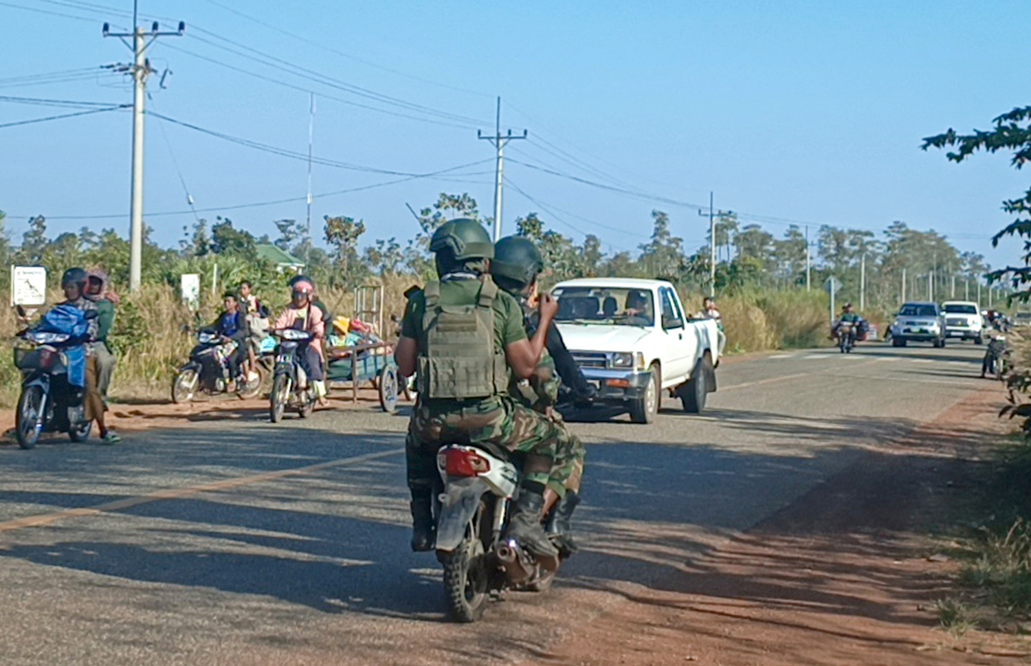 ތައިލެންޑުން ކެމްބޯޑިއާއަށް ހަމަލާދޭން ފެށުމުން، އާންމުން ރައްކާތެރި ހިސާބުތަކަށް ގެންދަން ކެމްބޯޑިއާ ސިފައިން މަސައްކަތްކުރަނީ. -- ފޮޓޯ: އޭއެފްޕީ