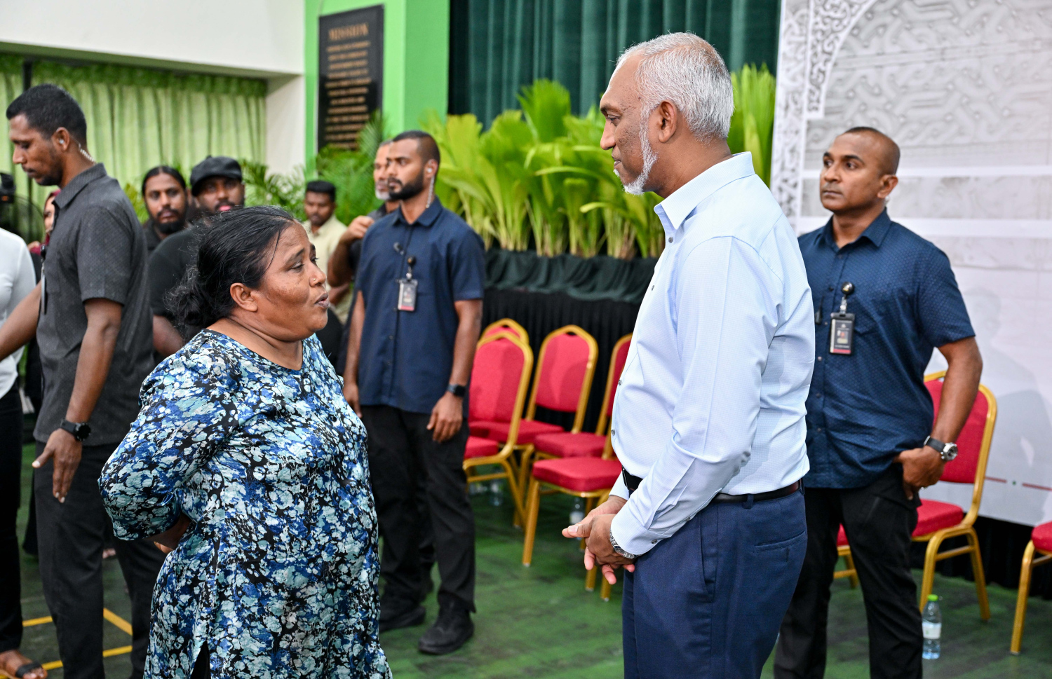 ރައީސް ޑރ. މުހައްމަދު މުއިއްޒު ހެންވޭރުގެ ރައްޔިތުންނާ ބައްދަލުކުރައްވަން ބޭއްވި ބައްދަލުވުމަށް ދިޔަ މީހަކާ ބައްދަލުކުރައްވައި މައުލޫމާތު އޮޅުން ފިލުއްވަނީ.-- ފޮޓޯ: ރައީސް އޮފީސް