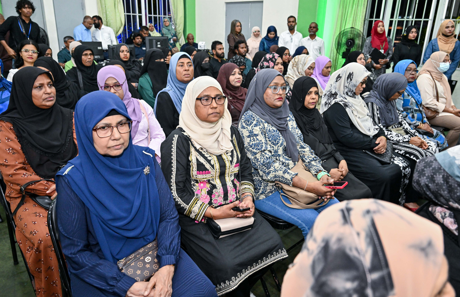 ރައީސް މުއިއްޒު ހެންވޭރުގެ ރައްޔިތުންނާ ބައްދަލުކުރައްވަން ބޭއްވި ބައްދަލުވުމުގައި ހެންވޭރަށް ނިސްބަތްވާ ބައެއް  ރައްޔިތުން ބައިވެރިވަނީ -- ފޮޓޯ: ރައީސް އޮފީސް